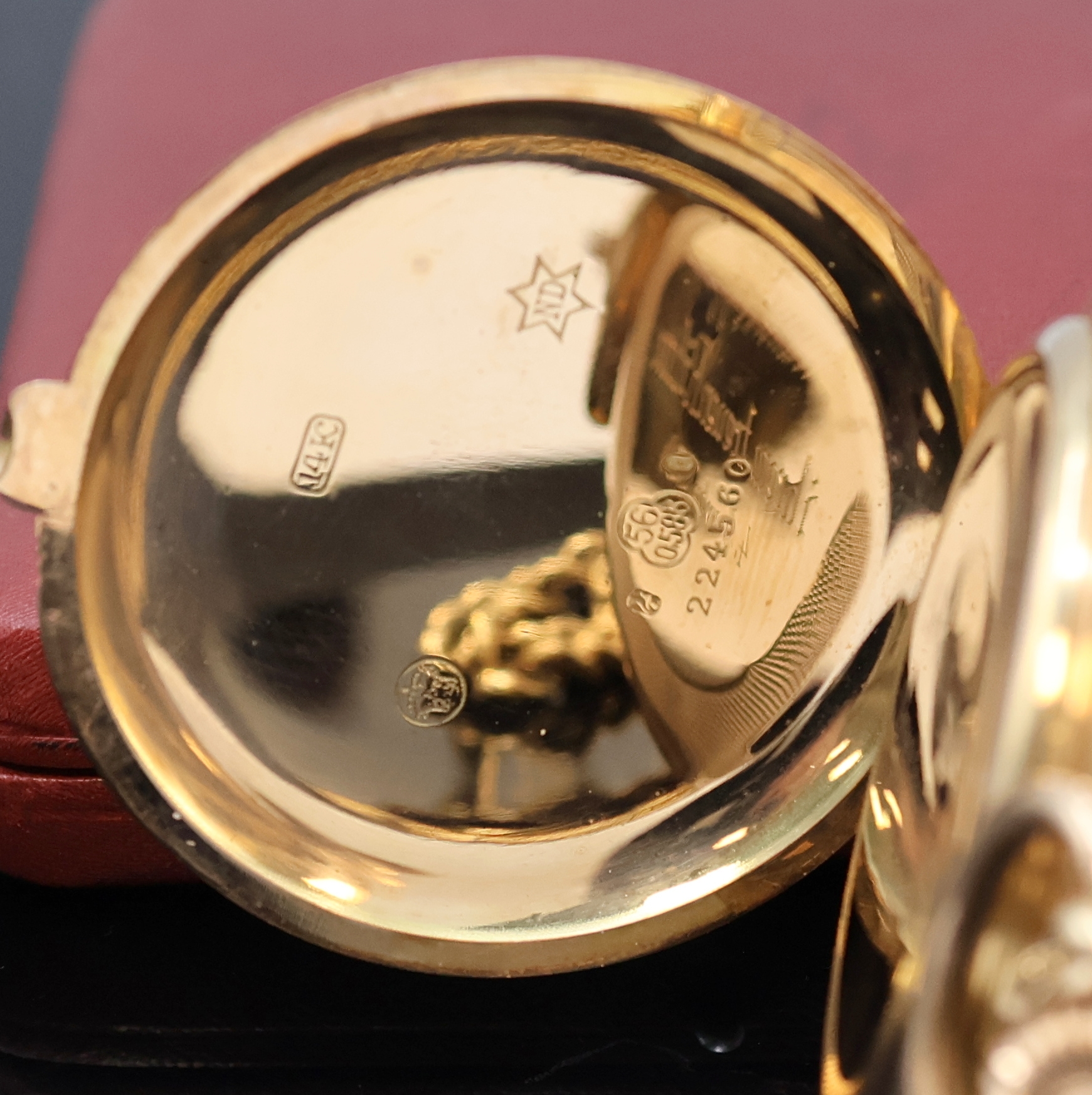 Detail e: Herrensavonette in GG 585/000 mit Kette in GG 585/000, Schweiz um 1910, 3-Deckel Goldgeh. dell., guill. Sprung- u. Rückdeckel, Cuvette m. Widmung, ...