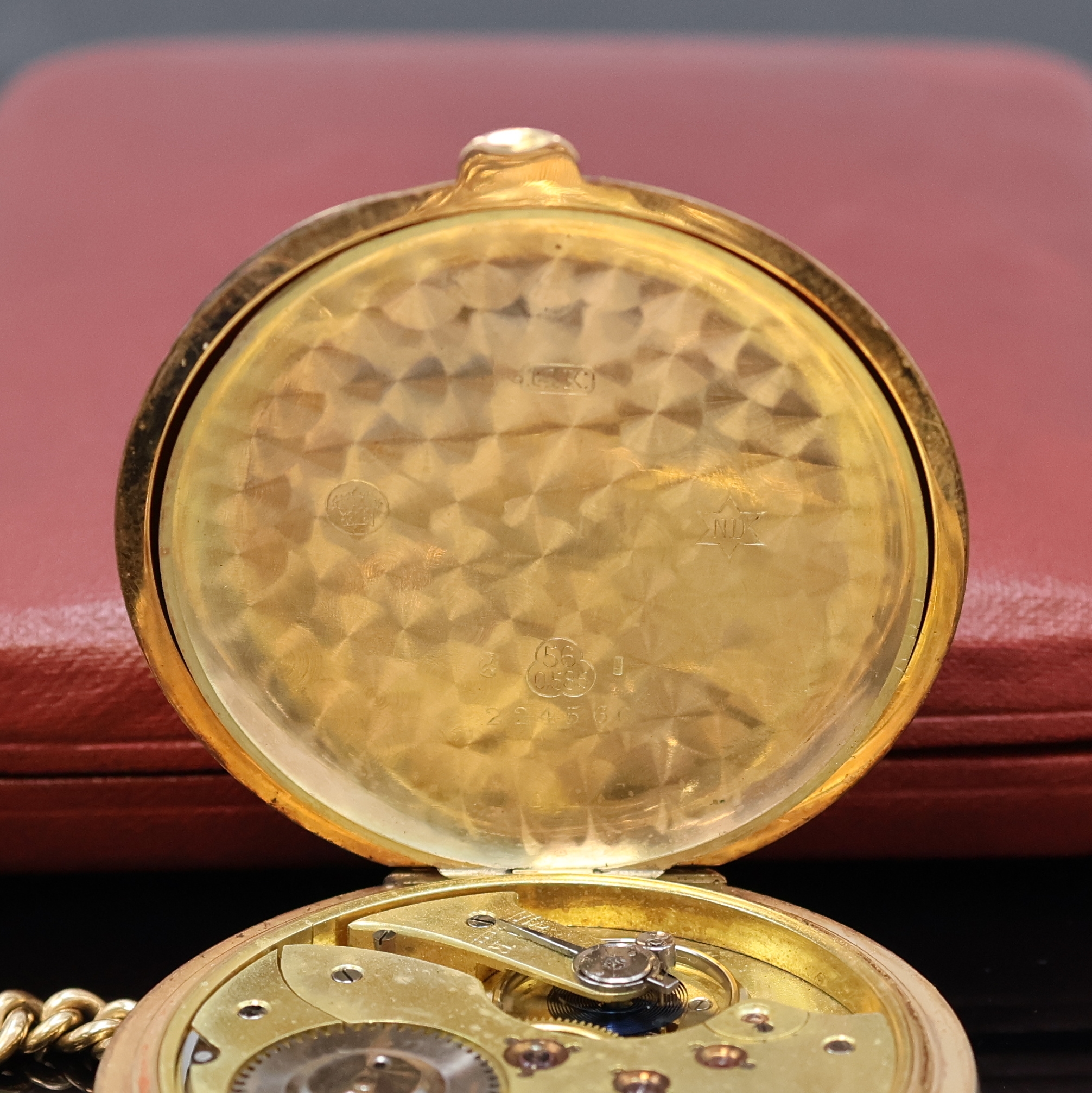 Detail f: Herrensavonette in GG 585/000 mit Kette in GG 585/000, Schweiz um 1910, 3-Deckel Goldgeh. dell., guill. Sprung- u. Rückdeckel, Cuvette m. Widmung, ...