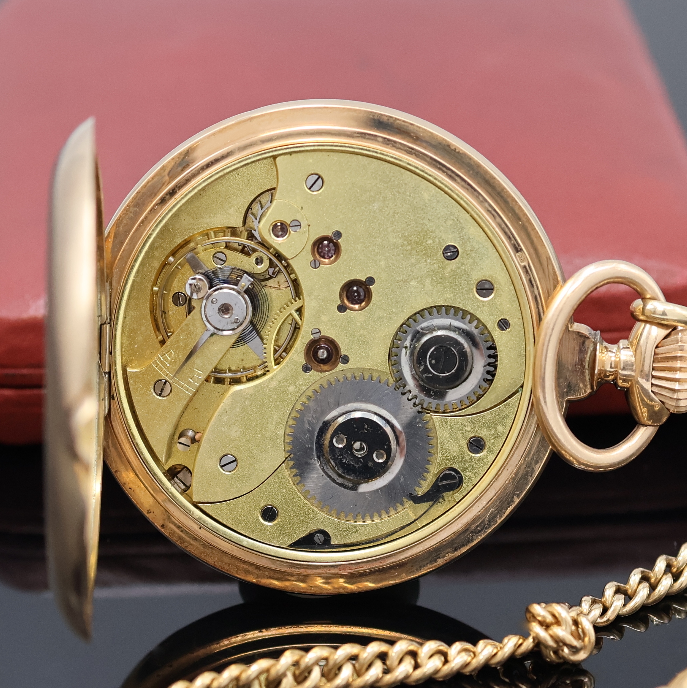 Detail g: Herrensavonette in GG 585/000 mit Kette in GG 585/000, Schweiz um 1910, 3-Deckel Goldgeh. dell., guill. Sprung- u. Rückdeckel, Cuvette m. Widmung, ...