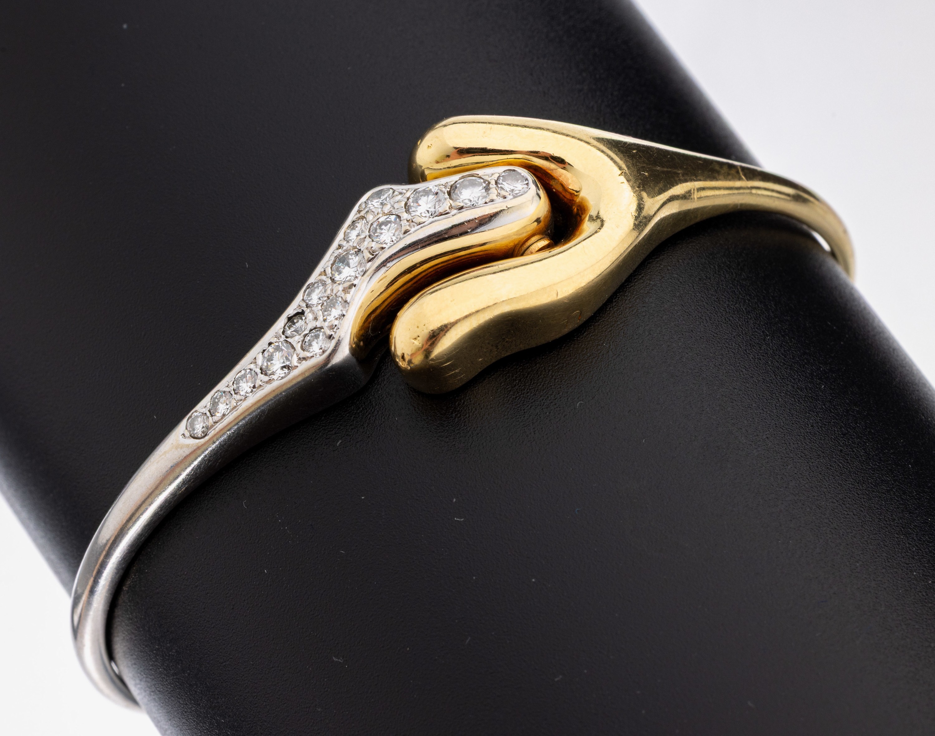 18 kt Gold Brillant-Armreif, GG/WG 750/000,asymm. Mittelteil, WG Reif bes. mit 15 Brillanten zus. ca. 0.57 ct Weiß/si, D. ca. 6 x 5 cm, ...