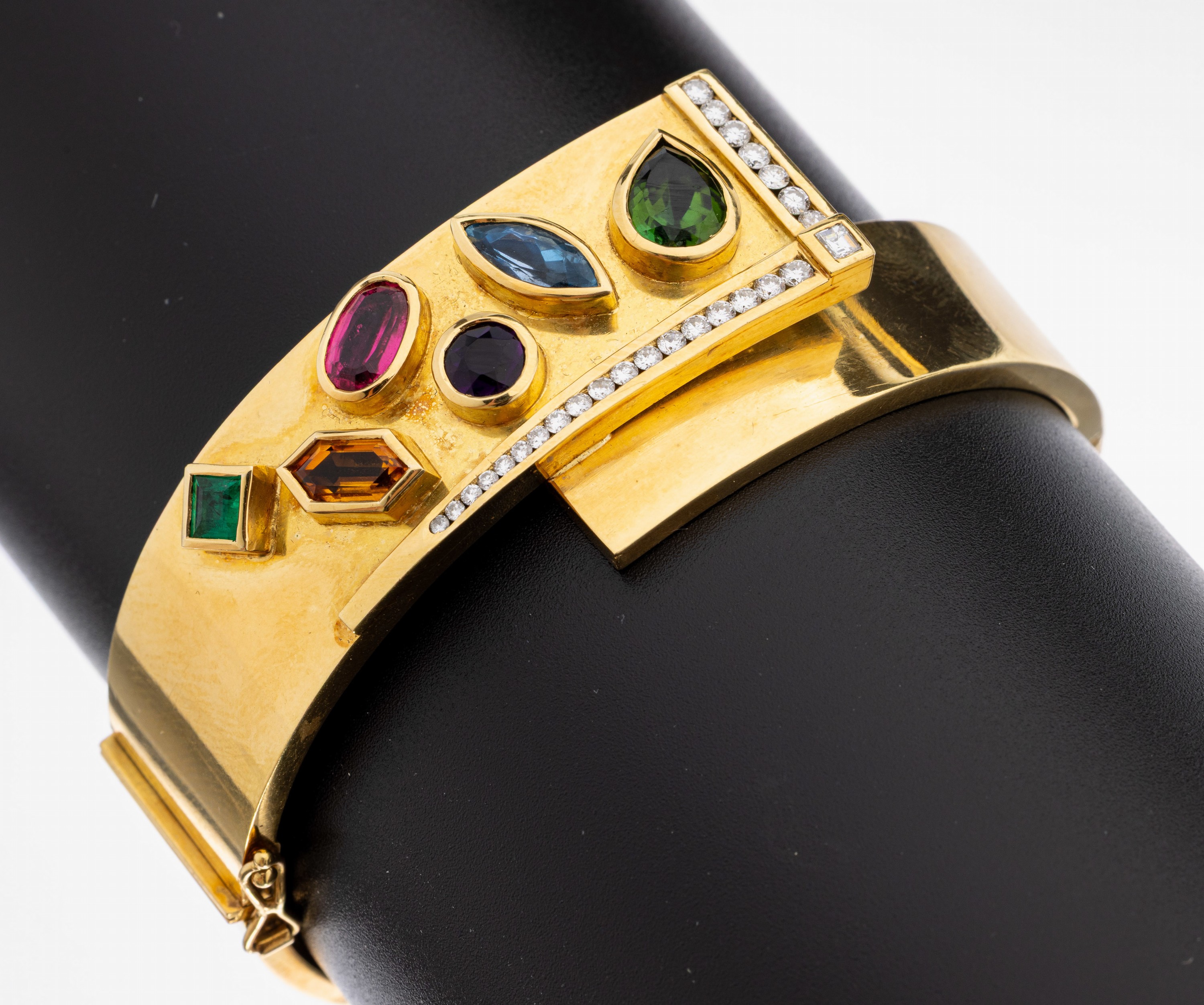 18 kt Gold Farbstein-Diamant-Armreif, GG 750/000, Mittelteil bes. mit facett. Peridot, Aquamarin, Turmalin, Amethyst, Citrin und Smaragd zus. ca. ...