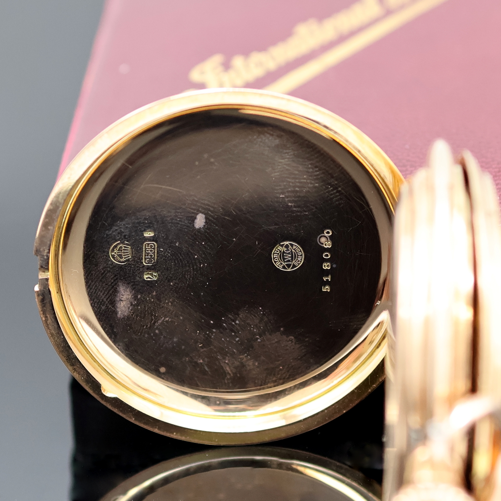 Detail a: IWC Herrensavonette in RoseG 585/000, Schweiz um 1911, glattes 3-Deckel Goldgeh., Sprungdeckel m. Monogramm, Rückdeckel m. Gravur, Cuvette m. ...