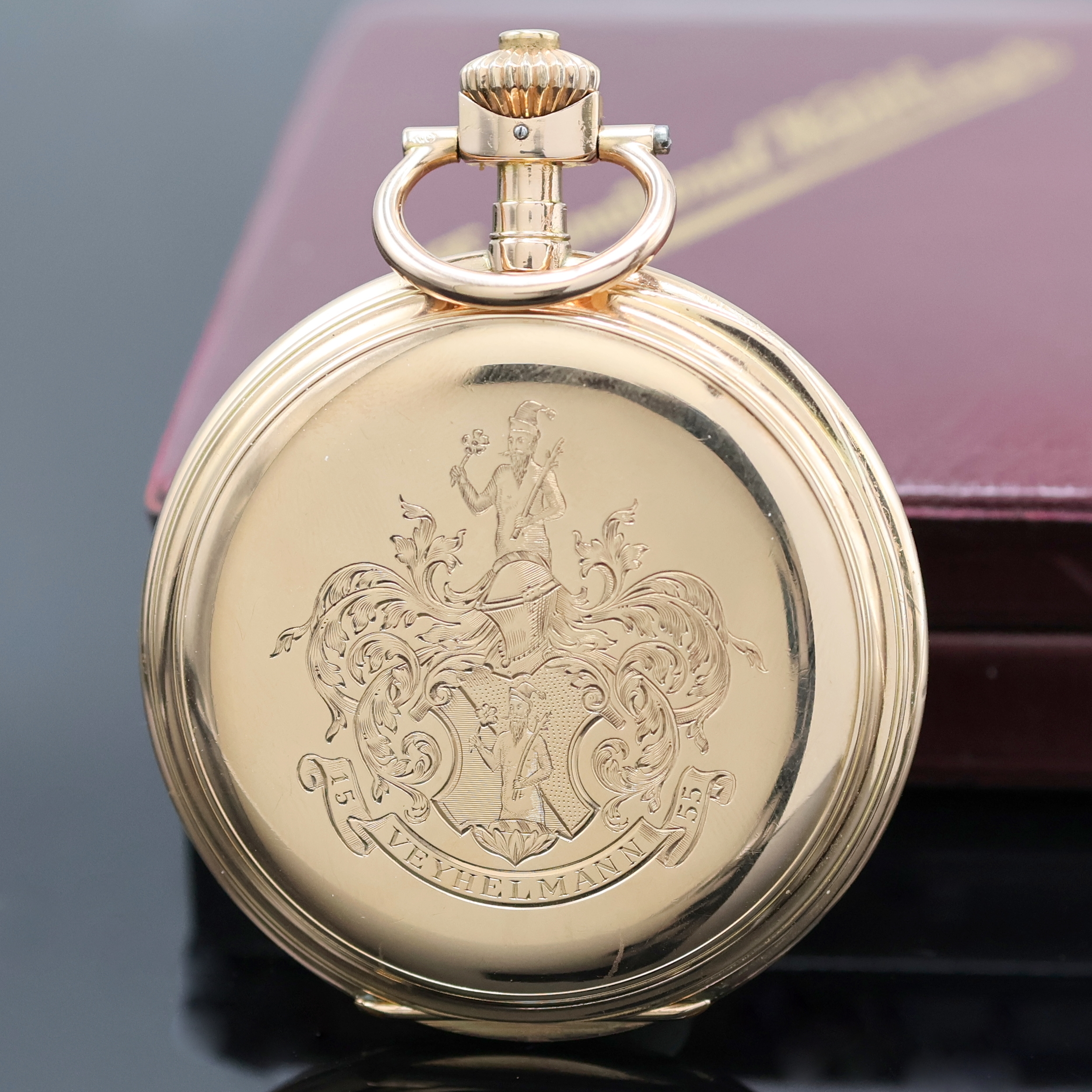 Detail c: IWC Herrensavonette in RoseG 585/000, Schweiz um 1911, glattes 3-Deckel Goldgeh., Sprungdeckel m. Monogramm, Rückdeckel m. Gravur, Cuvette m. ...