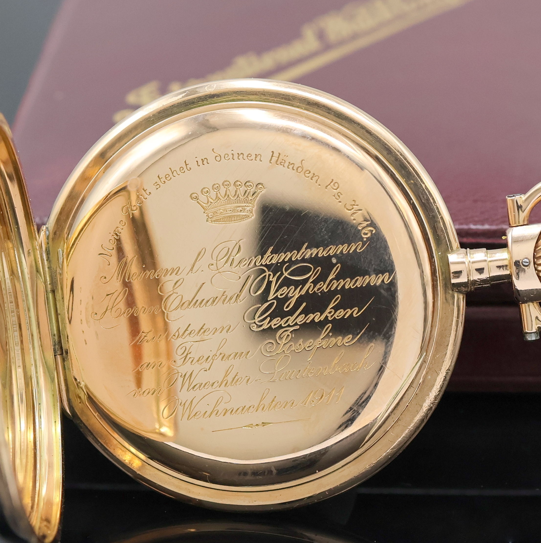 Detail d: IWC Herrensavonette in RoseG 585/000, Schweiz um 1911, glattes 3-Deckel Goldgeh., Sprungdeckel m. Monogramm, Rückdeckel m. Gravur, Cuvette m. ...