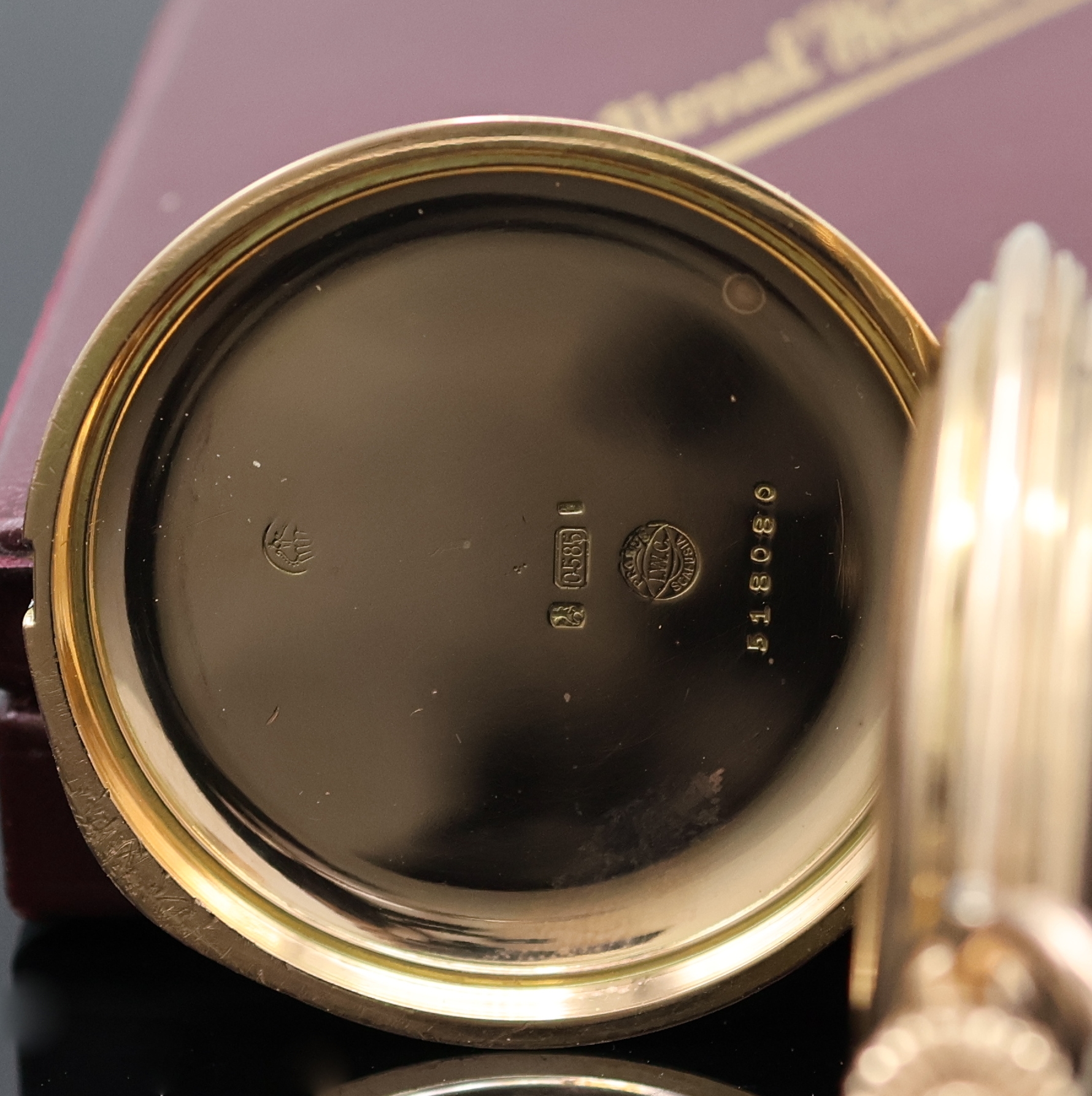 Detail e: IWC Herrensavonette in RoseG 585/000, Schweiz um 1911, glattes 3-Deckel Goldgeh., Sprungdeckel m. Monogramm, Rückdeckel m. Gravur, Cuvette m. ...