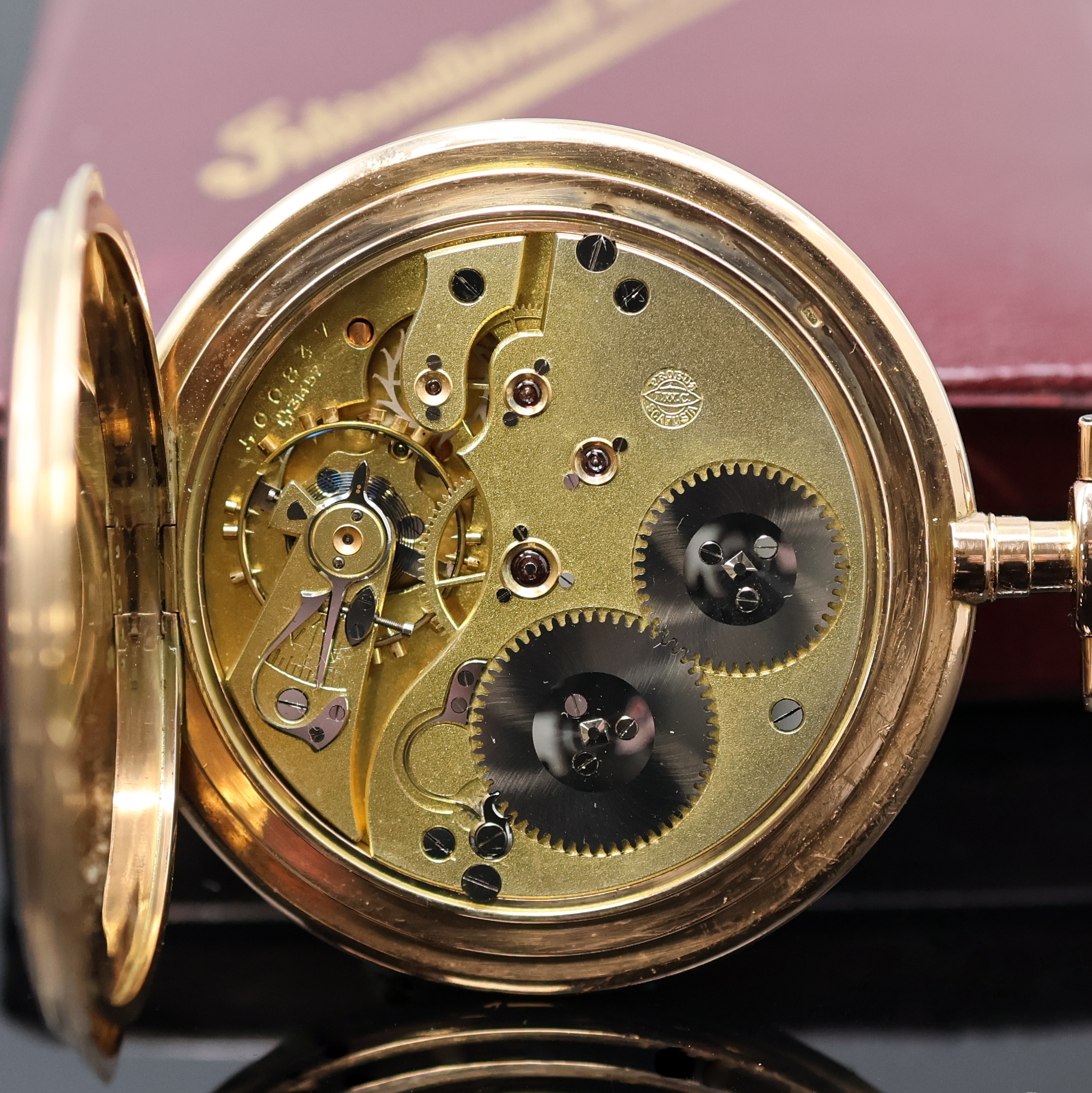 Detail g: IWC Herrensavonette in RoseG 585/000, Schweiz um 1911, glattes 3-Deckel Goldgeh., Sprungdeckel m. Monogramm, Rückdeckel m. Gravur, Cuvette m. ...