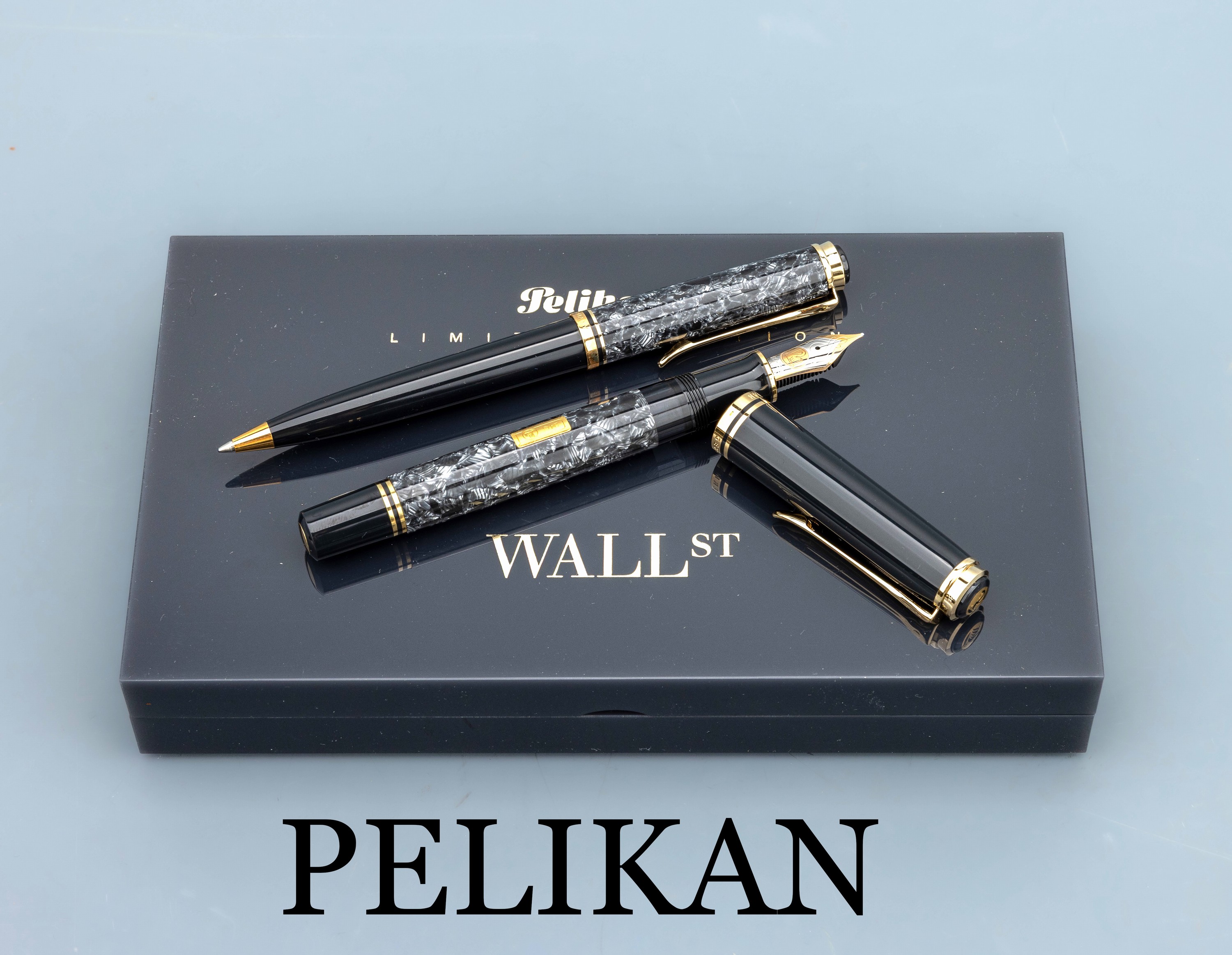 PELIKAN Schreibset, Wall Street, limitierteEdition, hier 0486/4500, Kugelschreiber und Füller, Feder Stärke M GG/WG 750/000, dunkelgrauer Edelharz ...
