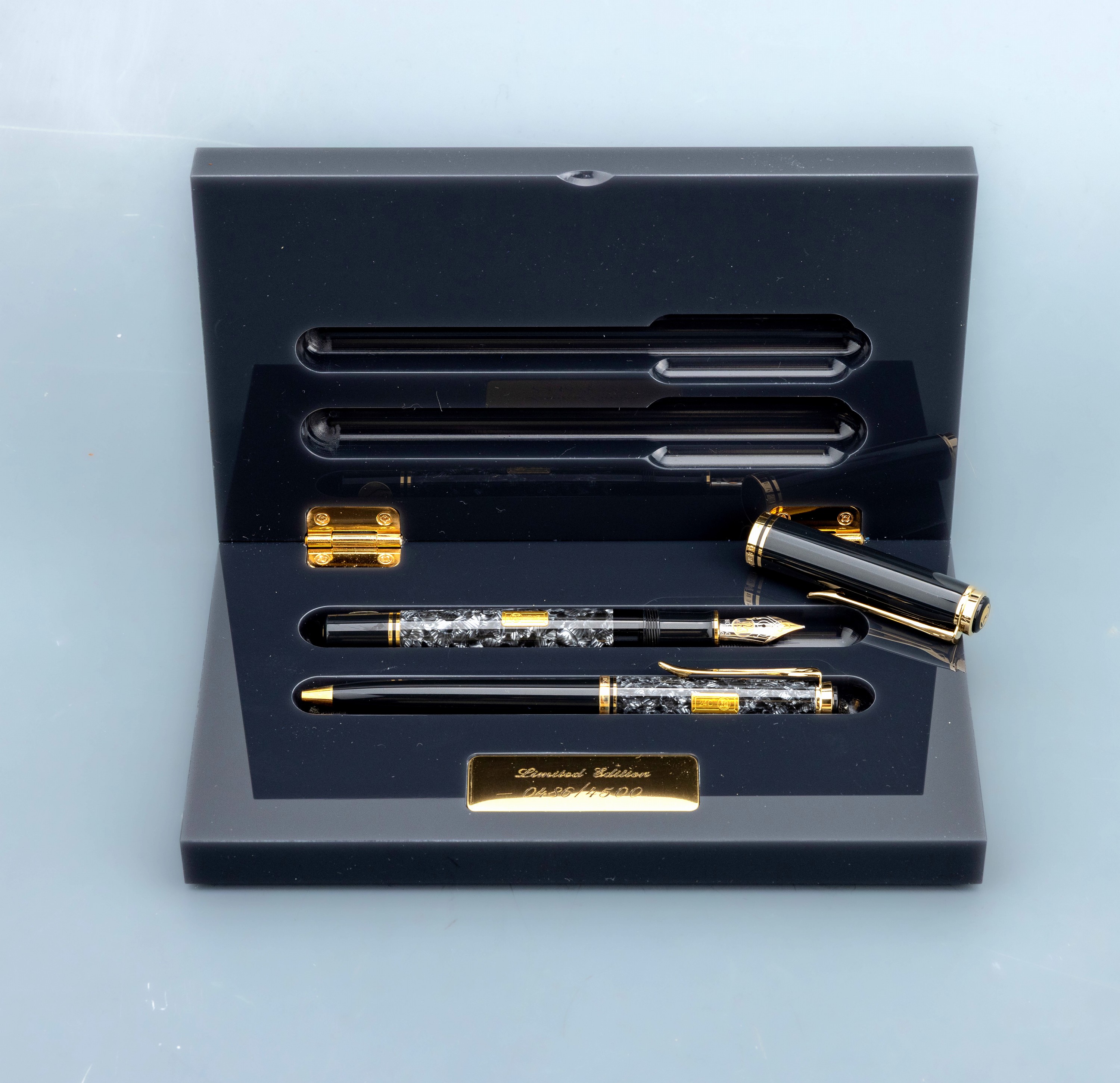 Detail a: PELIKAN Schreibset, Wall Street, limitierteEdition, hier 0486/4500, Kugelschreiber und Füller, Feder Stärke M GG/WG 750/000, dunkelgrauer Edelharz ...
