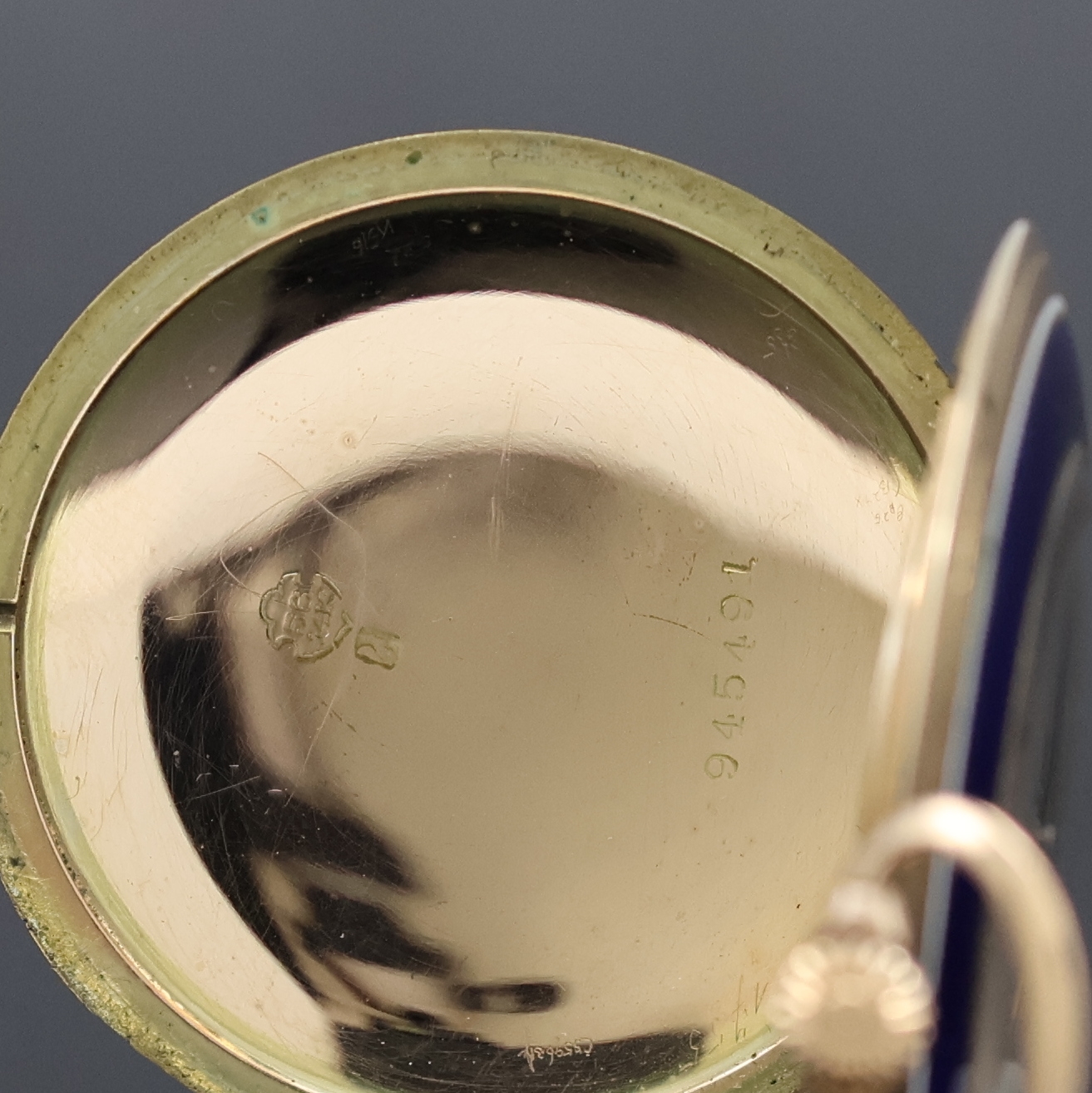 Detail b: Emaillierte Taschenuhr in GG 585/000, Schweiz um 1925, Geh. sowie Rückdeckel emailliert, silb. Zifferbl. m. arab. Zahlen, gebl. Zeiger, kl. Sek. b. ...