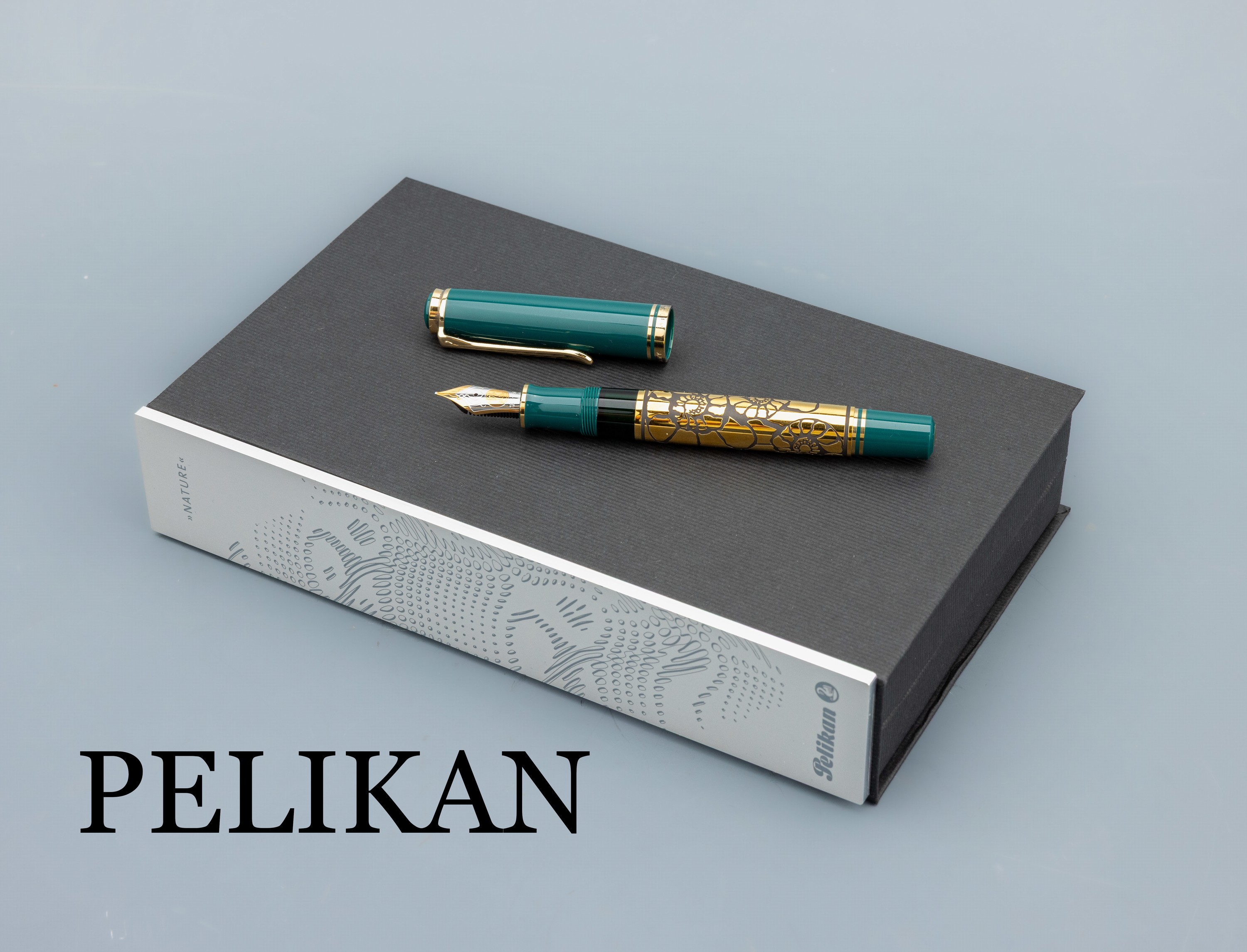 PELIKAN Füller, zur Expo 2000 Hannover, Modell Nature, limitiert auf 2000 Stück, hier Nr. 1158, Korpus grüner Edelharz, Monturen 925er Silber ...