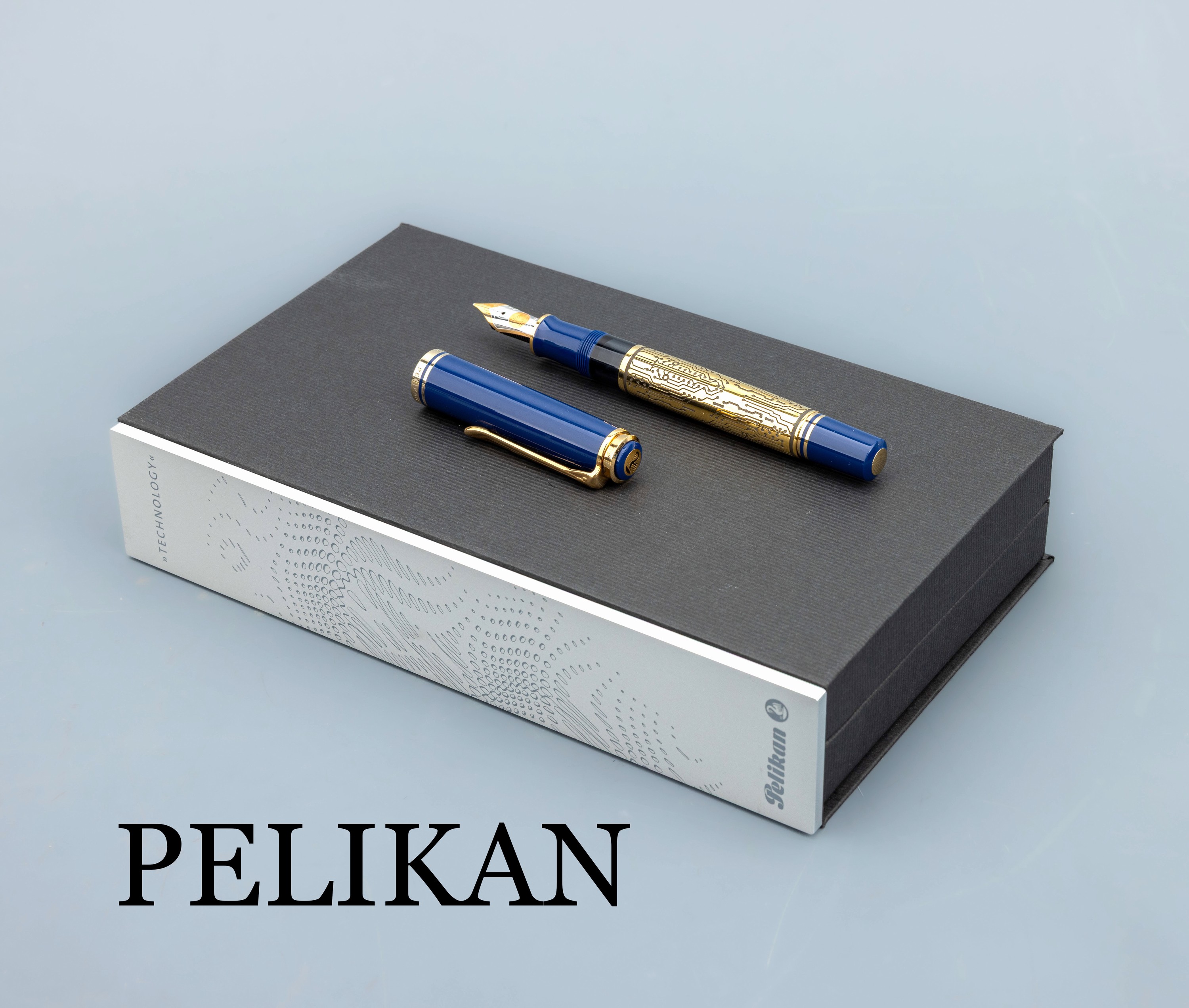 PELIKAN Füller, zur Expo 2000 Hannover, Model Technology, limitiert auf 2000 Stück, hier Nr. 1158, Korpus blauer Edelharz, Monturen 925er Silber ...