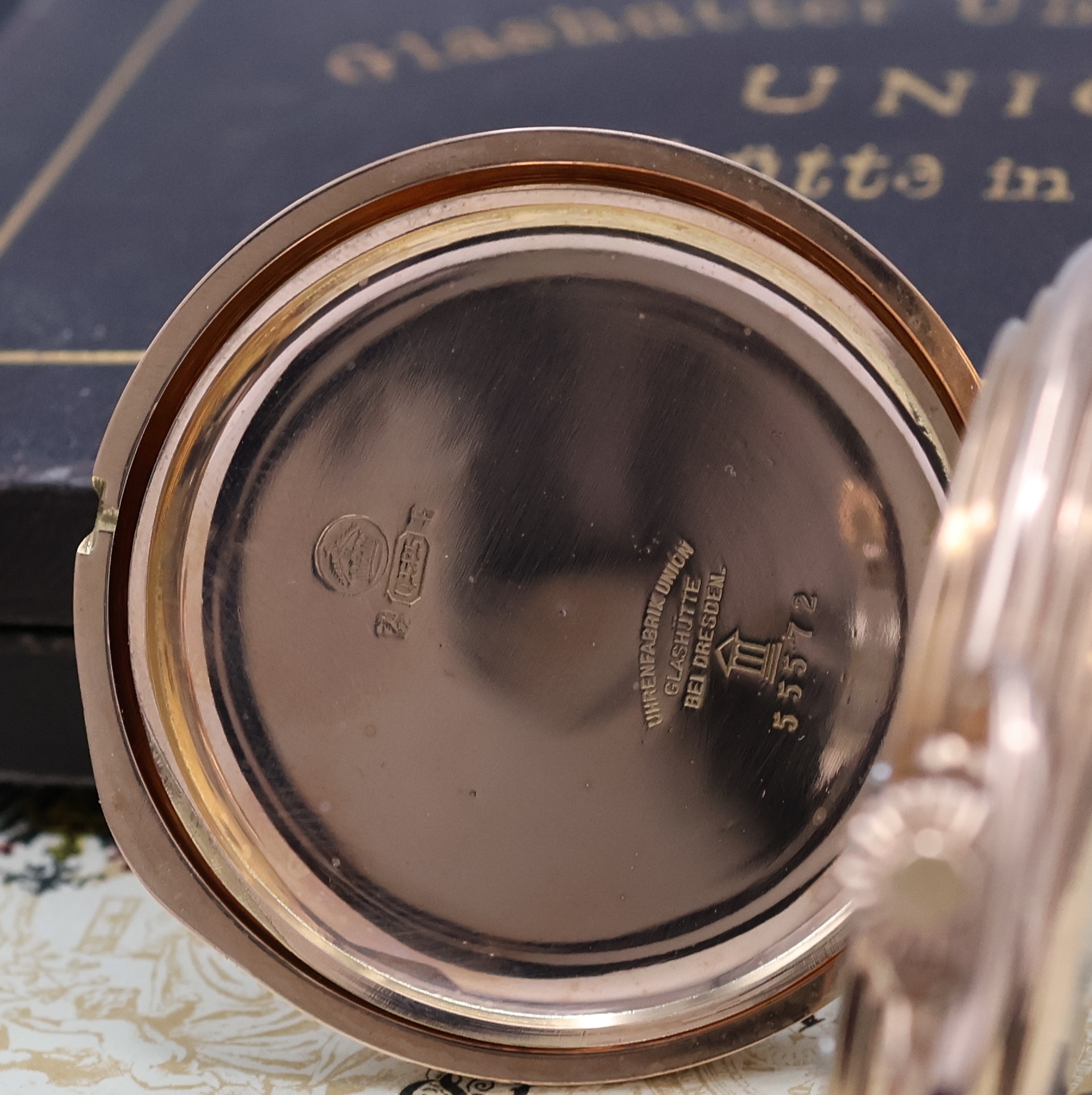 Detail d: UHRENFABRIK UNION GLASHÜTTE Herrensavonette in RoseG 585/000, Deutschland um 1902, 3- Deckel Goldgeh., guill. Sprung-(m. Monogramm) u. Rückdeckel, ...