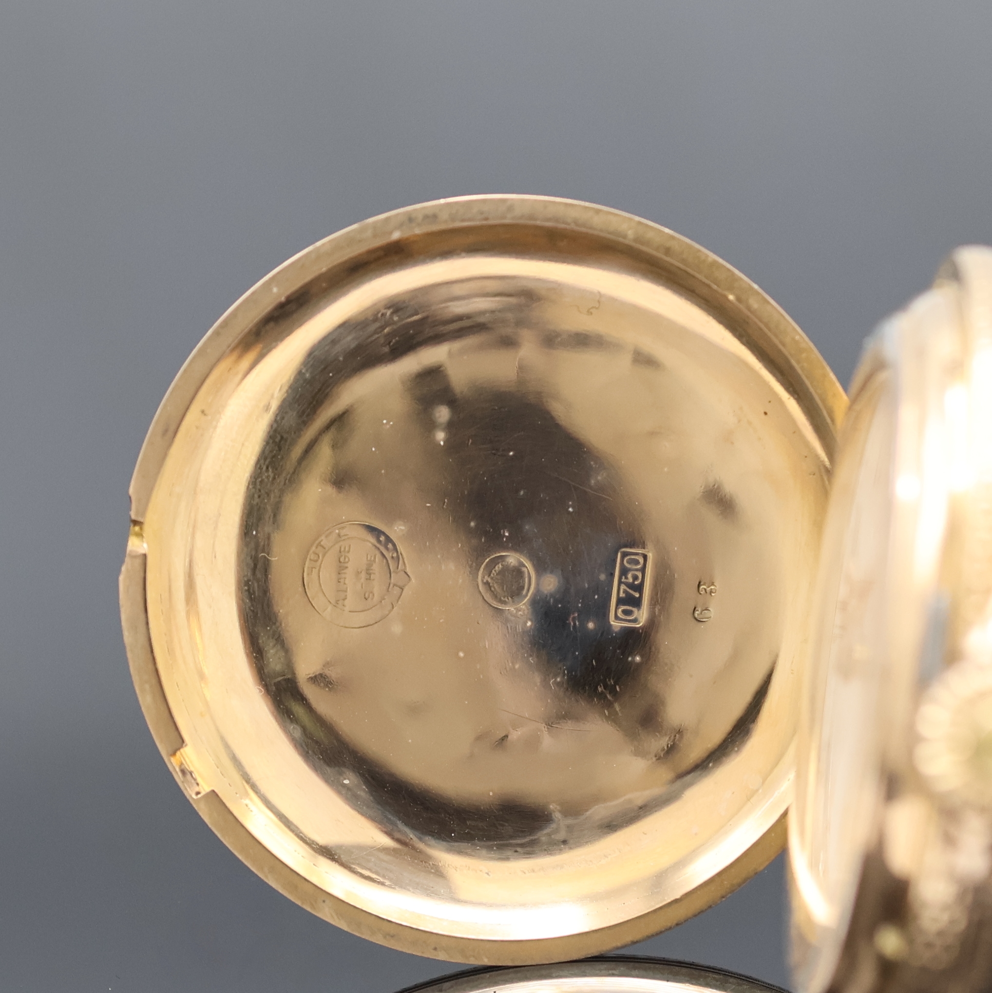 Detail a: A. LANGE & SÖHNE 1A-Herrensavonette in GG 750/000, Deutschland um 1890, reich verziertes u. graviertes 3-Deckel Goldgeh., Sprung- u. Rückdeckel ...
