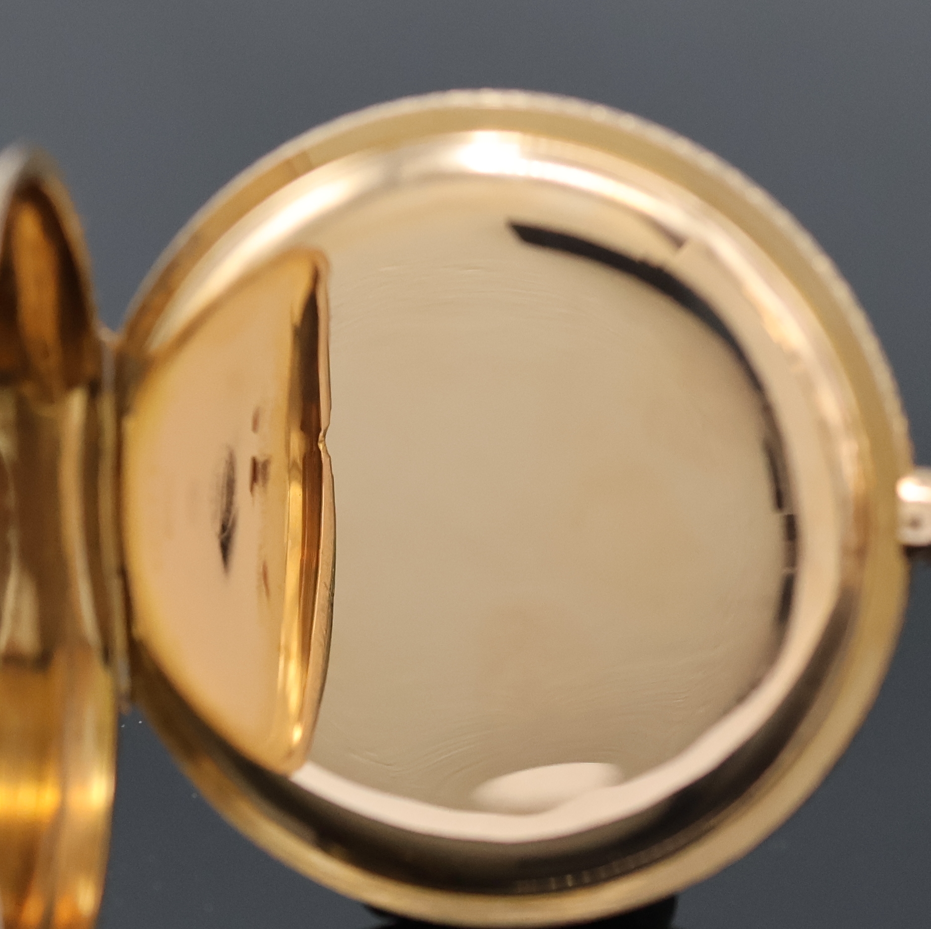 Detail d: A. LANGE & SÖHNE 1A-Herrensavonette in GG 750/000, Deutschland um 1890, reich verziertes u. graviertes 3-Deckel Goldgeh., Sprung- u. Rückdeckel ...