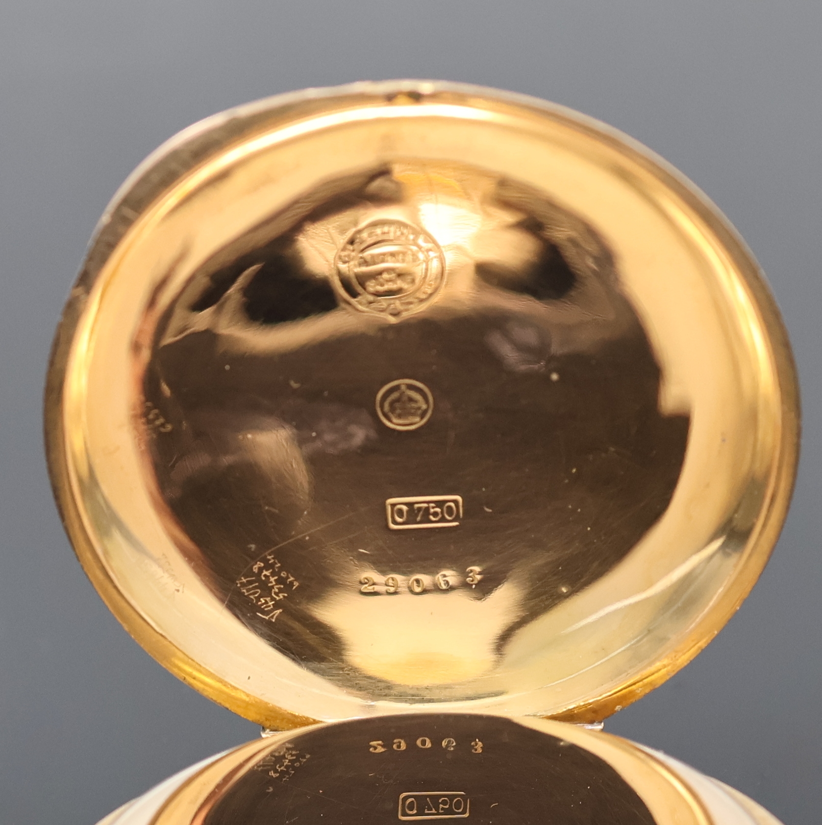 Detail e: A. LANGE & SÖHNE 1A-Herrensavonette in GG 750/000, Deutschland um 1890, reich verziertes u. graviertes 3-Deckel Goldgeh., Sprung- u. Rückdeckel ...