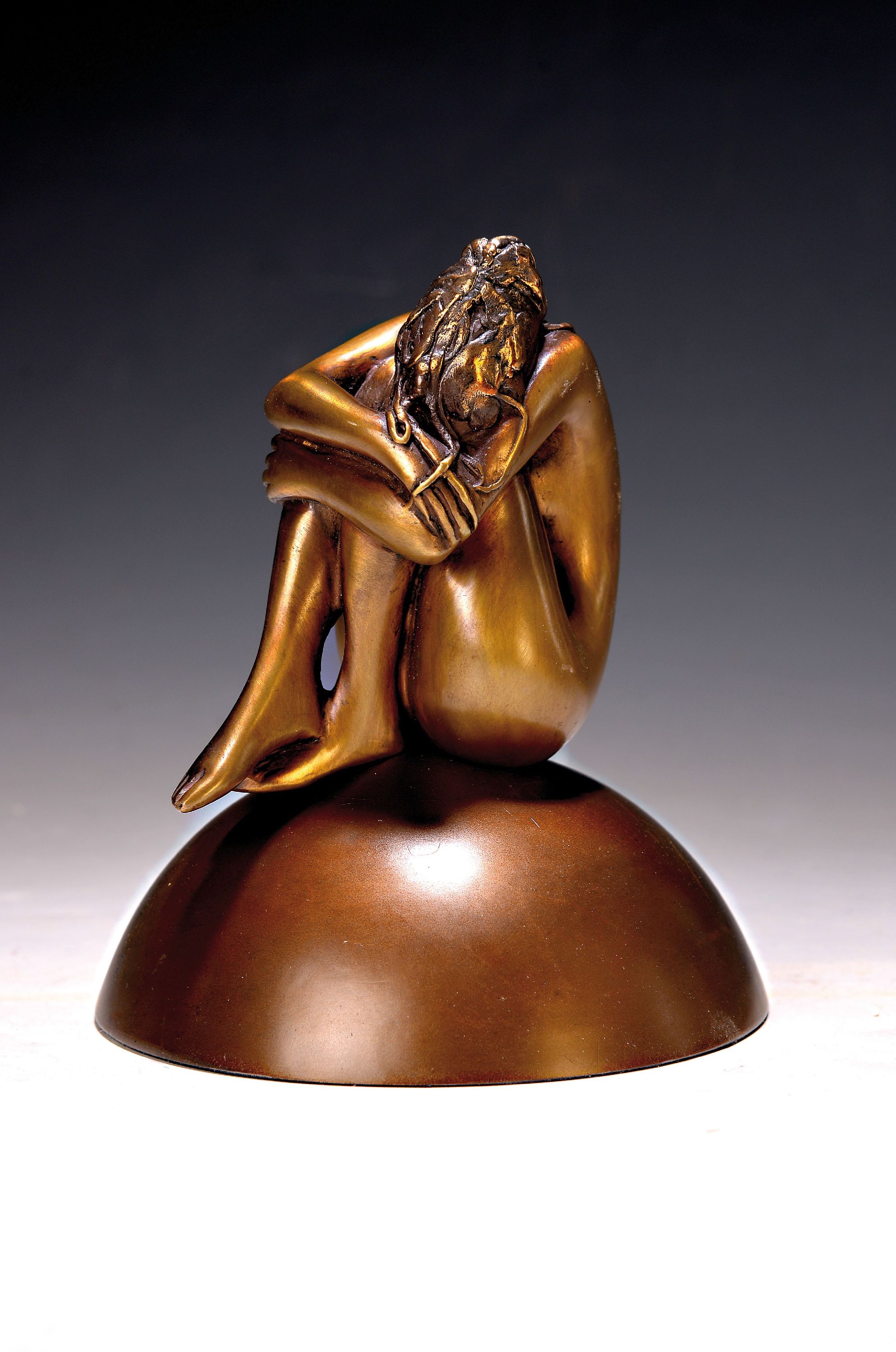Detail k: Bruno Bruni, geb. 1935 Gradara/Italien, La Felicita, zweiteilige Bronzefigur, sign. und num. 502/5000, H. ca. 18cm