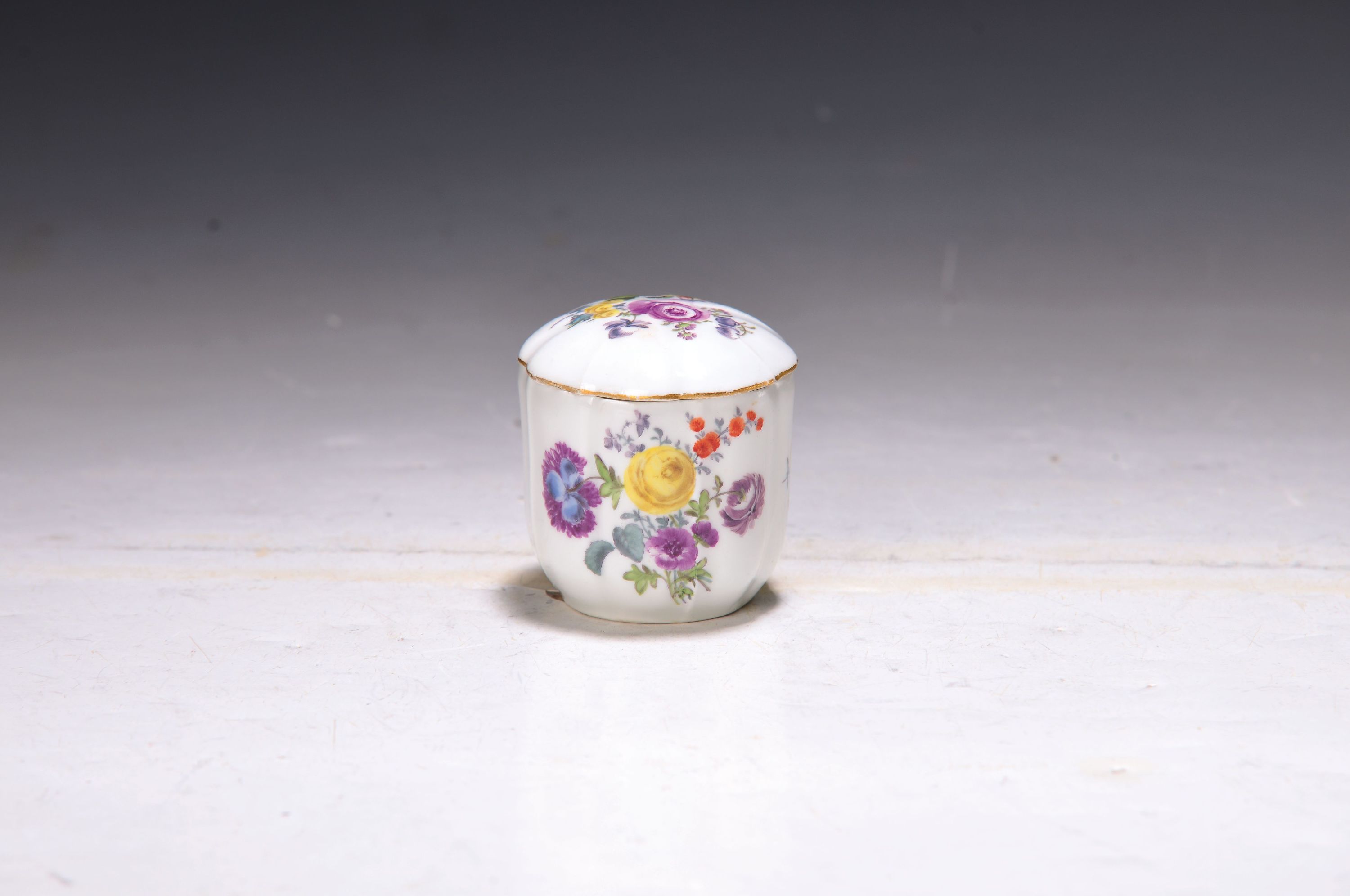 Detail a: Kleine Deckeldose, Meissen, 18. Jh., Porzellan, Vierpassform, qualitätvolle polychrome Bemalung, H.ca. 6.5 cm, Goldrand min. ber., selten, sammelw.