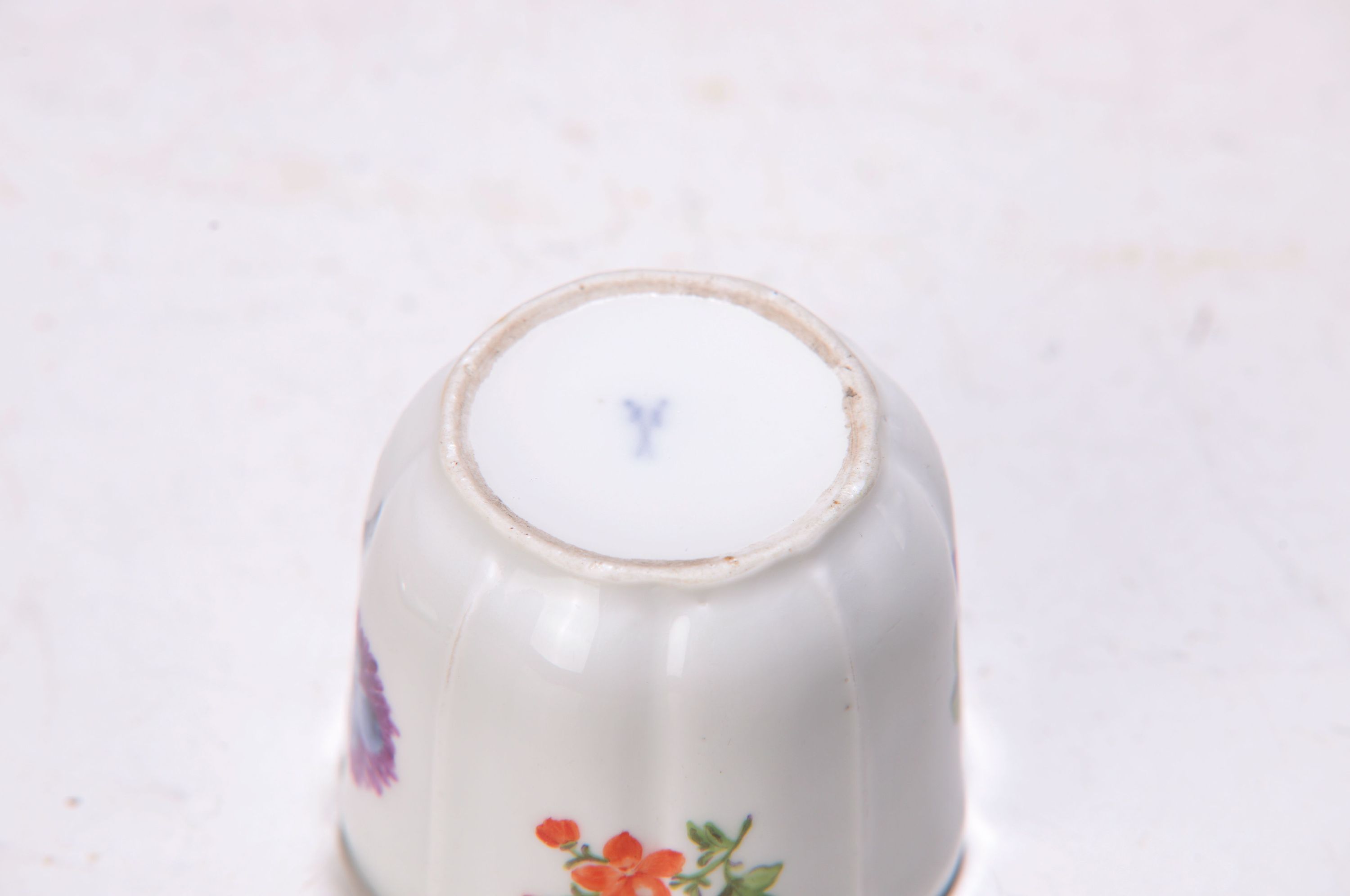 Detail c: Kleine Deckeldose, Meissen, 18. Jh., Porzellan, Vierpassform, qualitätvolle polychrome Bemalung, H.ca. 6.5 cm, Goldrand min. ber., selten, sammelw.