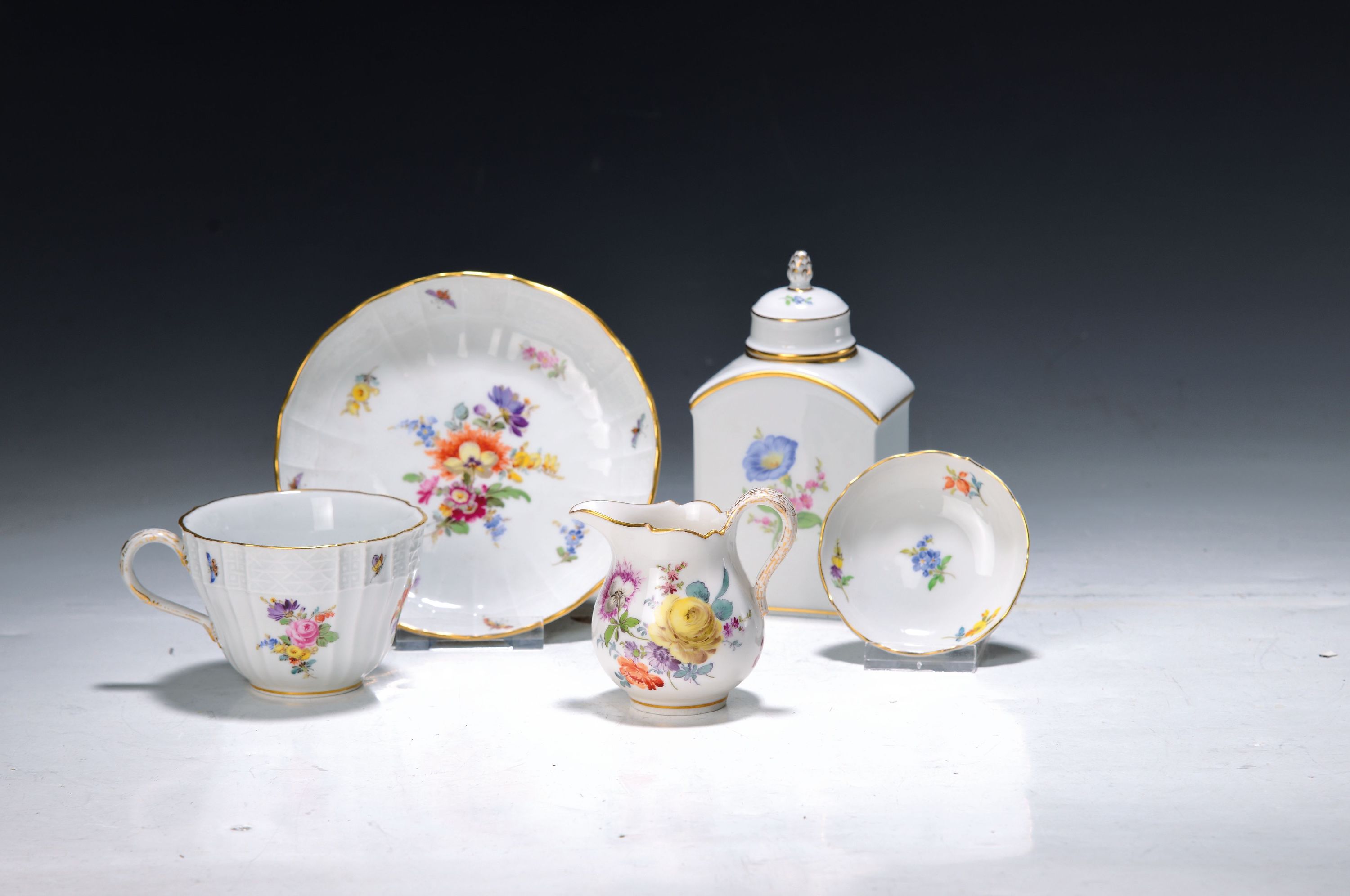 Fünf Teile Meissen-Porzellan, um 1900-2.H.20.Jh., Teedose Meissen, Blume 1, 2.H.20.Jh., 1. Wahl, H.ca. 14 cm; Sahnegiesserum 1900, bunte ...