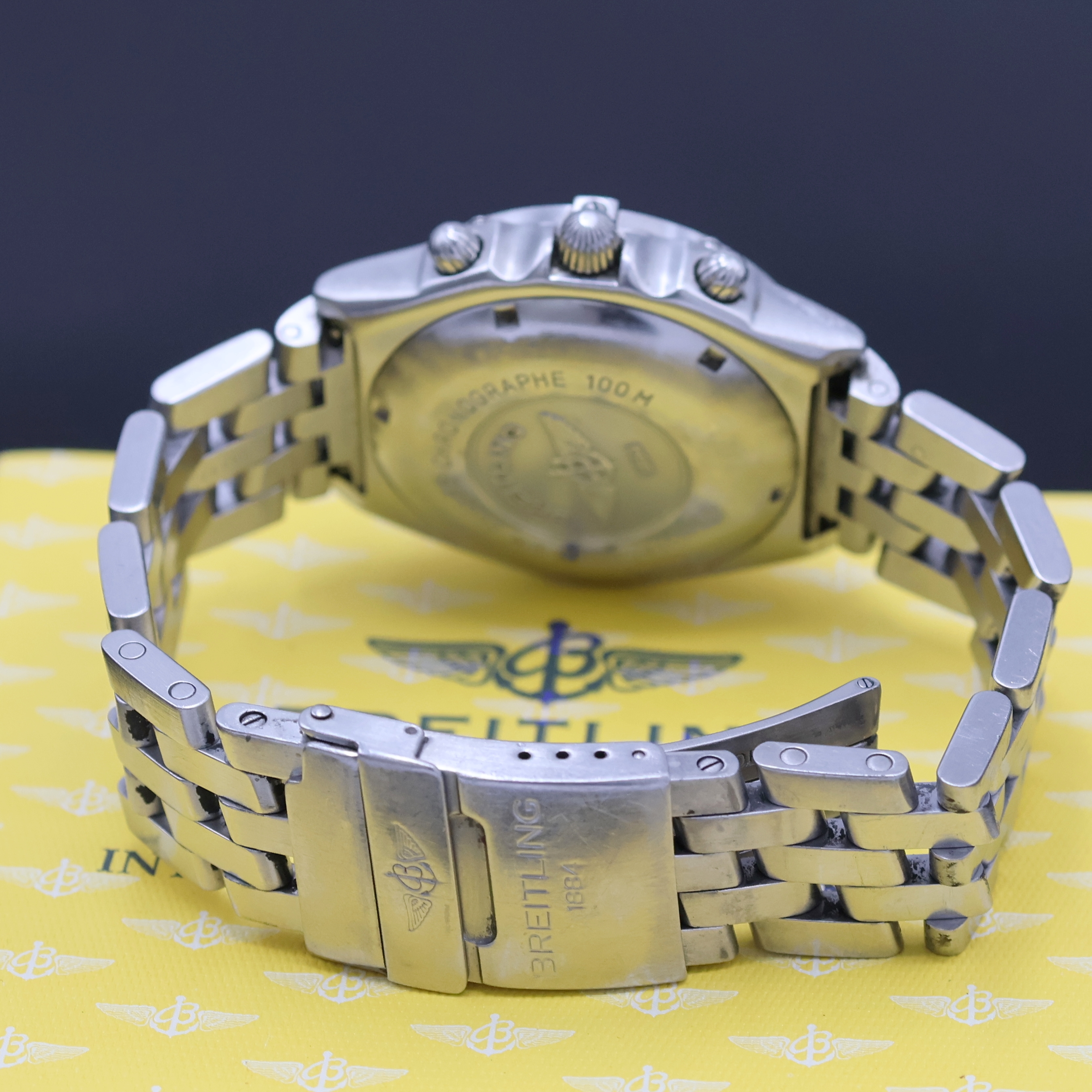 Detail b: BREITLING Chronomat Armbandchronograph Referenz A13050.1, Automatik, Boden und Krone verschr., Pilotband m. Faltschl., Lünette m. 60er Teilung eins. ...