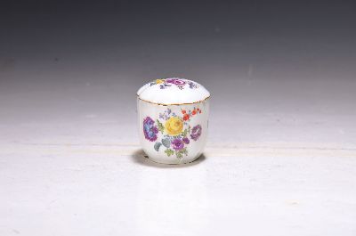26946718a - Kleine Deckeldose, Meissen, 18. Jh., Porzellan, Vierpassform, qualitätvolle ...