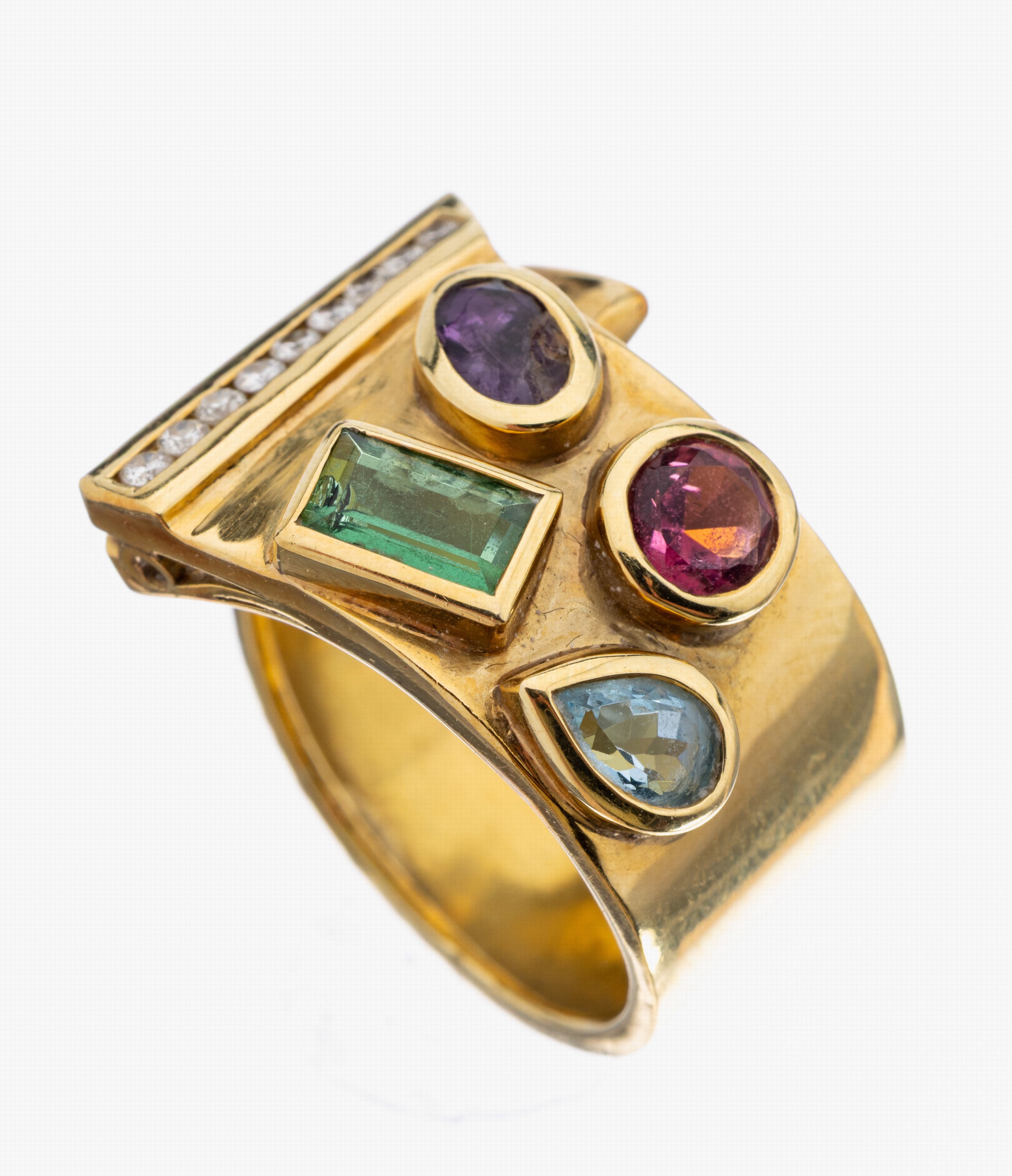 18 kt Gold Farbstein-Diamant-Ring, GG 750/000, asymm. Ringkopf bes. mit facett. Aquamarin, Turmalin, und Amethyst (besch), zus. ca. 2.70 ct, in ...