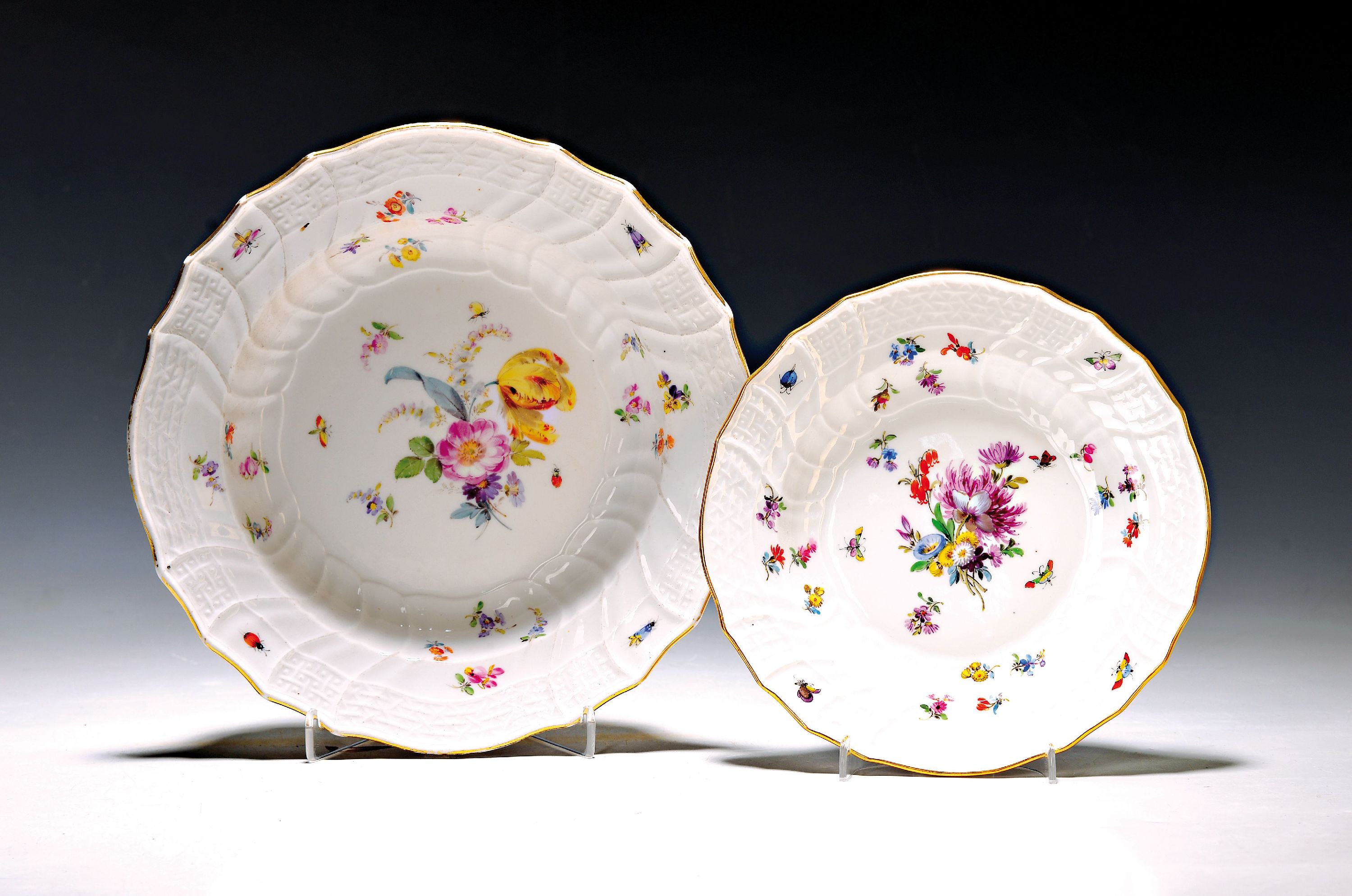 Zwei Teller, Meissen, um 1900/10, Neubrandenstein-Relief, polychrome Blumenbukettmalerei mit Insekten: ein tiefer Teller, Goldrand part., berieben, ...