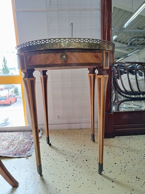 26947013e - Beistelltisch, um 1800, mit runder eingelassener Marmorplatte, umlaufende ...