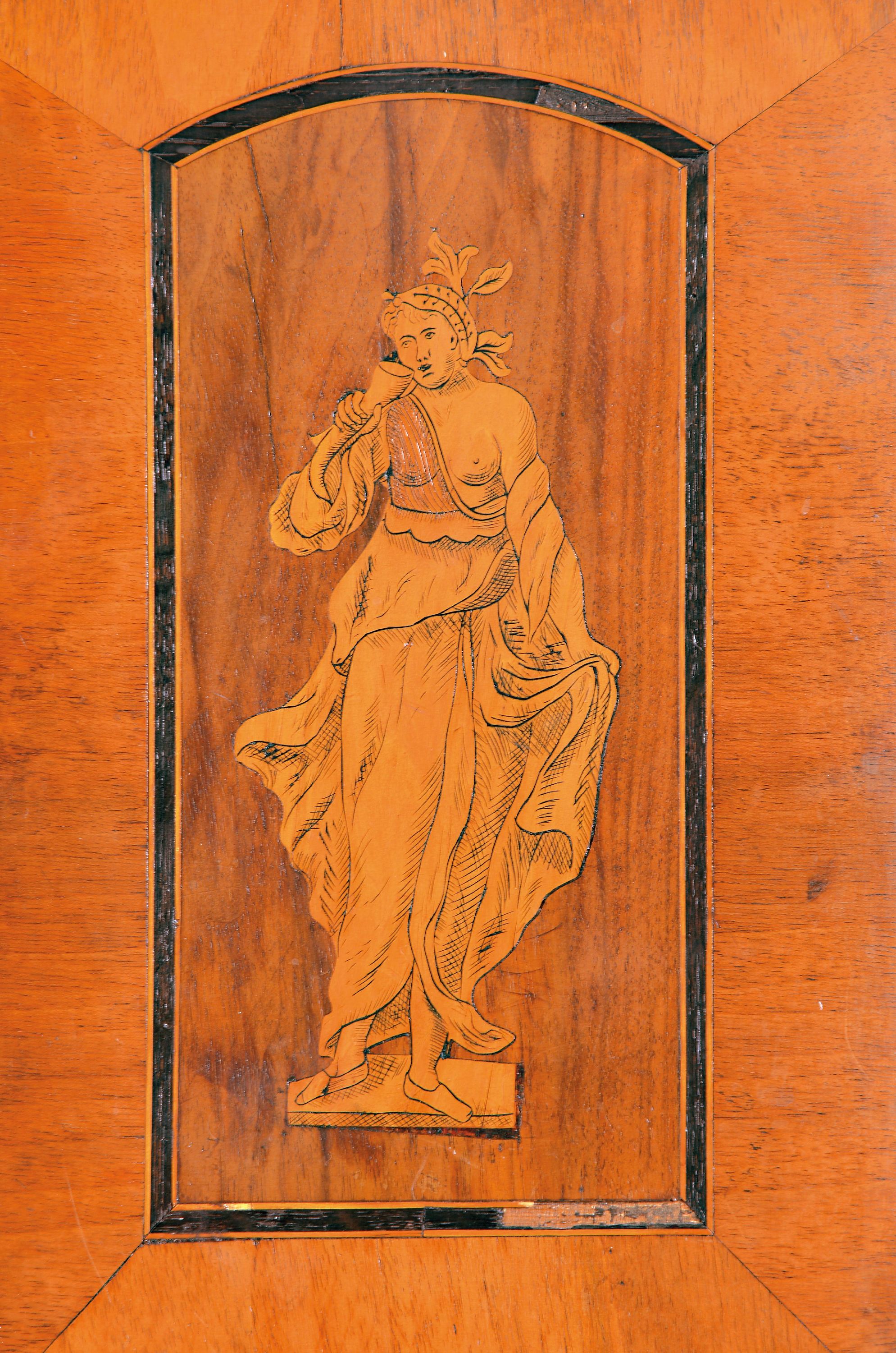 Detail a: Barockstuhl, 18.Jh., Nußbaum massiv, intarsierte Rückenlehne, gedrechselter Unterbau, H. ca. 102 cm, Sh. ca. 48 cm, EZ 2
