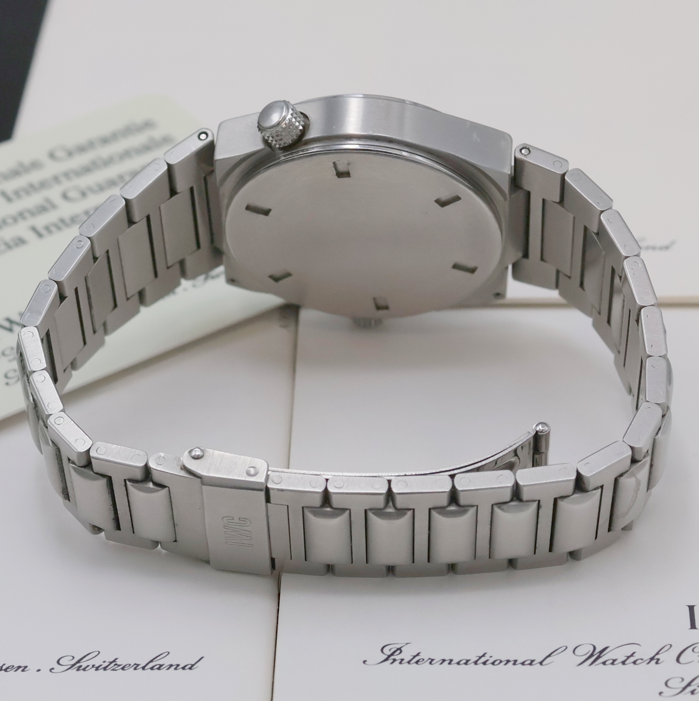Detail b: IWC Armbandchronograph mit Weckfunktion Serie Ingenieur Referenz 3805, Schweiz um 1995, quarz, Edelstahlgeh., Boden u. Krone verschr., orig. ...