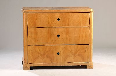 Image 26947113 - Biedermeier-Kommode, deutsch, um 1830, Kirschbaumfurnier, z.T. massiv, drei Schubladen, ...