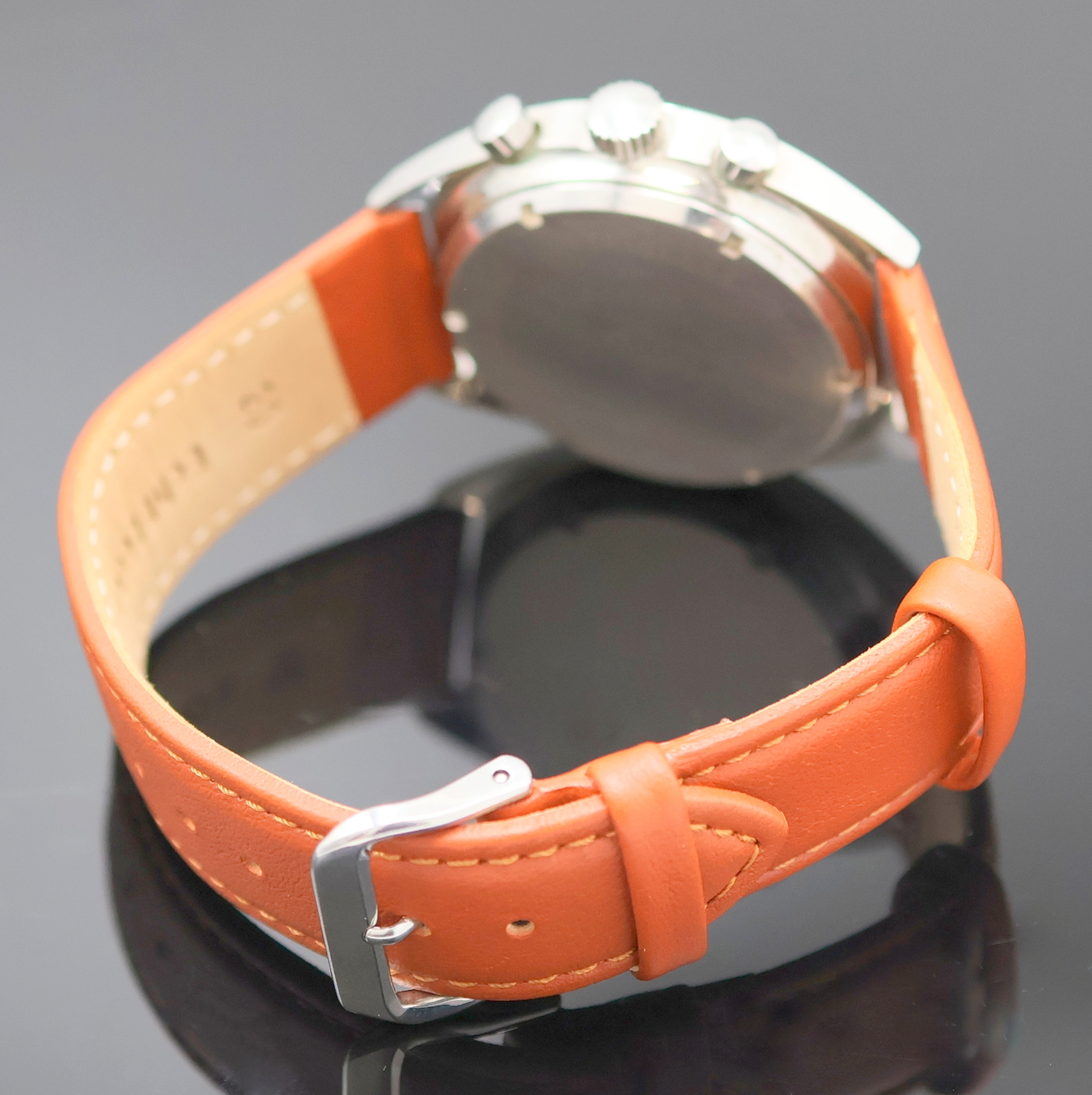 Detail b: DUGENA Armbandchronograph Referenz 73353 (Baugleiche Referenz 73353 von Heuer) in Stahl, Schweiz um 1975, Handaufzug, Boden verschr., silb. Zifferbl. ...