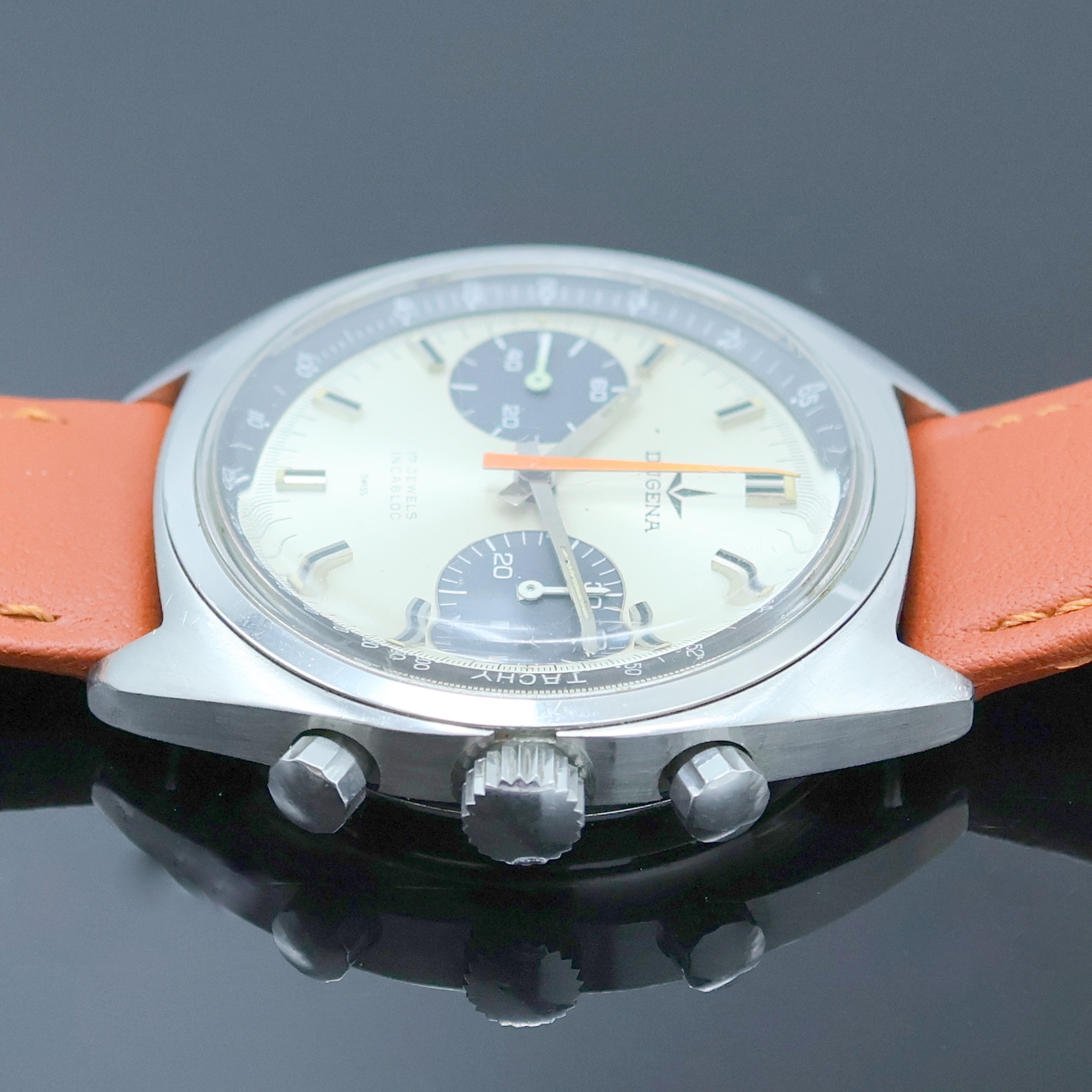 Detail c: DUGENA Armbandchronograph Referenz 73353 (Baugleiche Referenz 73353 von Heuer) in Stahl, Schweiz um 1975, Handaufzug, Boden verschr., silb. Zifferbl. ...
