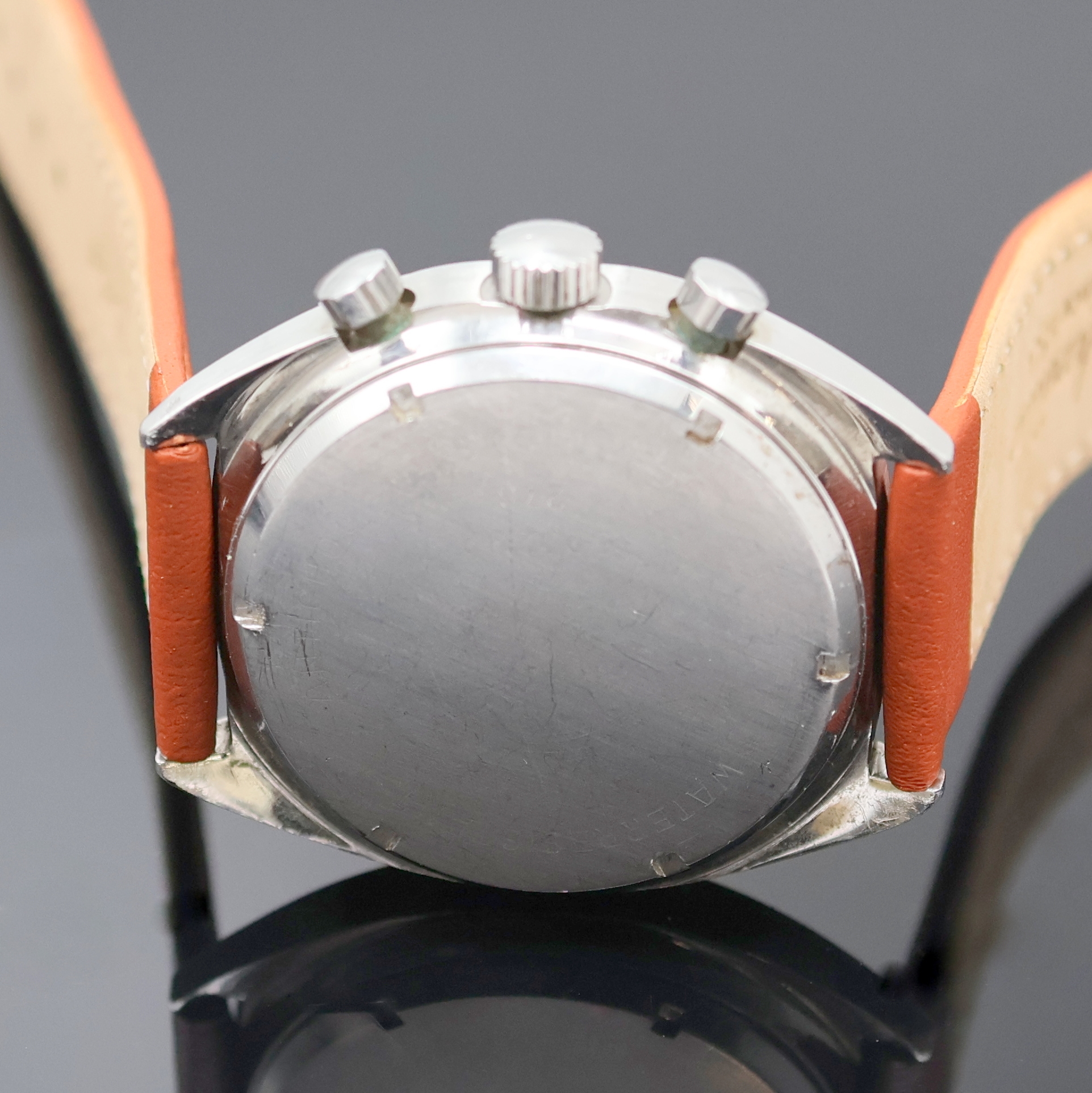 Detail d: DUGENA Armbandchronograph Referenz 73353 (Baugleiche Referenz 73353 von Heuer) in Stahl, Schweiz um 1975, Handaufzug, Boden verschr., silb. Zifferbl. ...