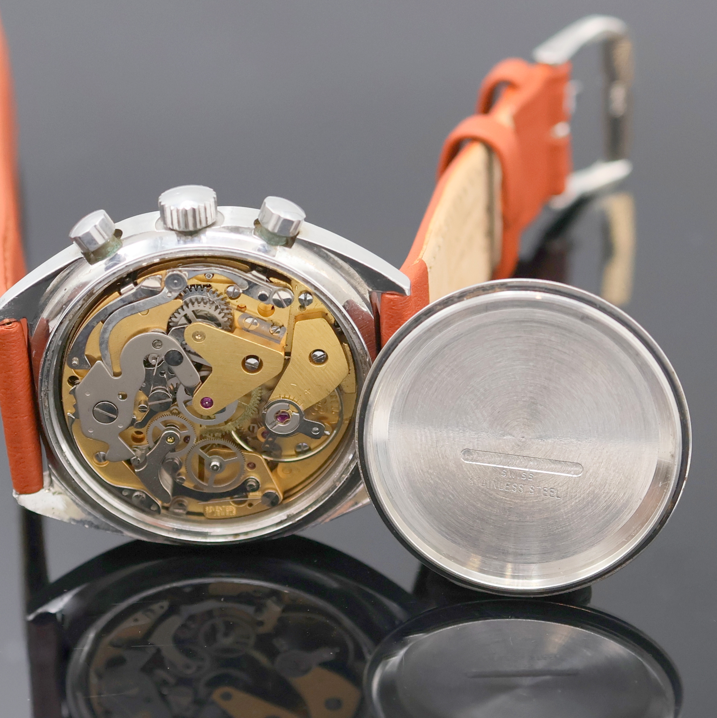 Detail e: DUGENA Armbandchronograph Referenz 73353 (Baugleiche Referenz 73353 von Heuer) in Stahl, Schweiz um 1975, Handaufzug, Boden verschr., silb. Zifferbl. ...