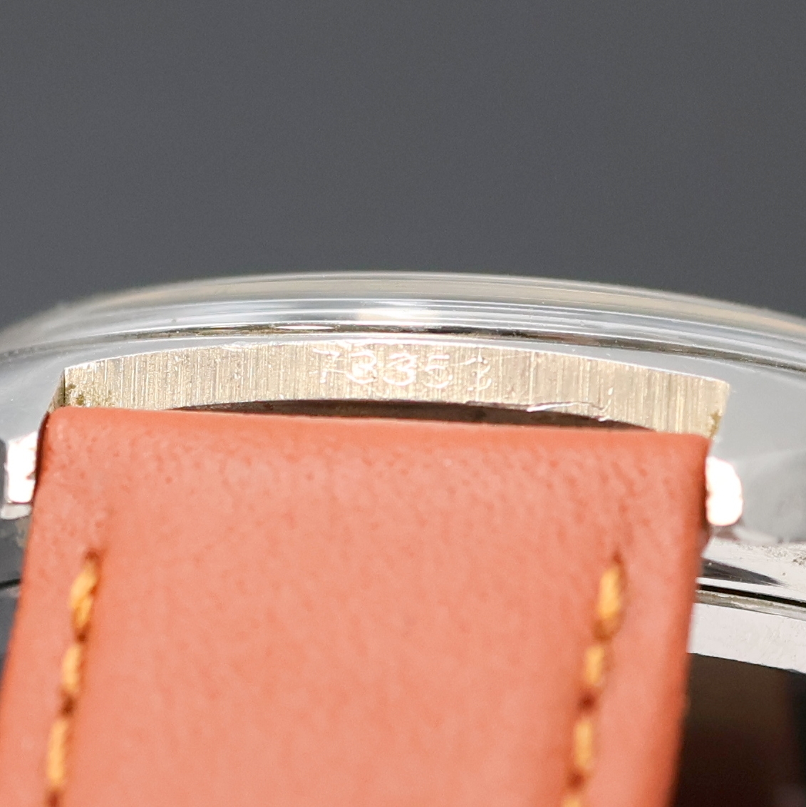 Detail f: DUGENA Armbandchronograph Referenz 73353 (Baugleiche Referenz 73353 von Heuer) in Stahl, Schweiz um 1975, Handaufzug, Boden verschr., silb. Zifferbl. ...