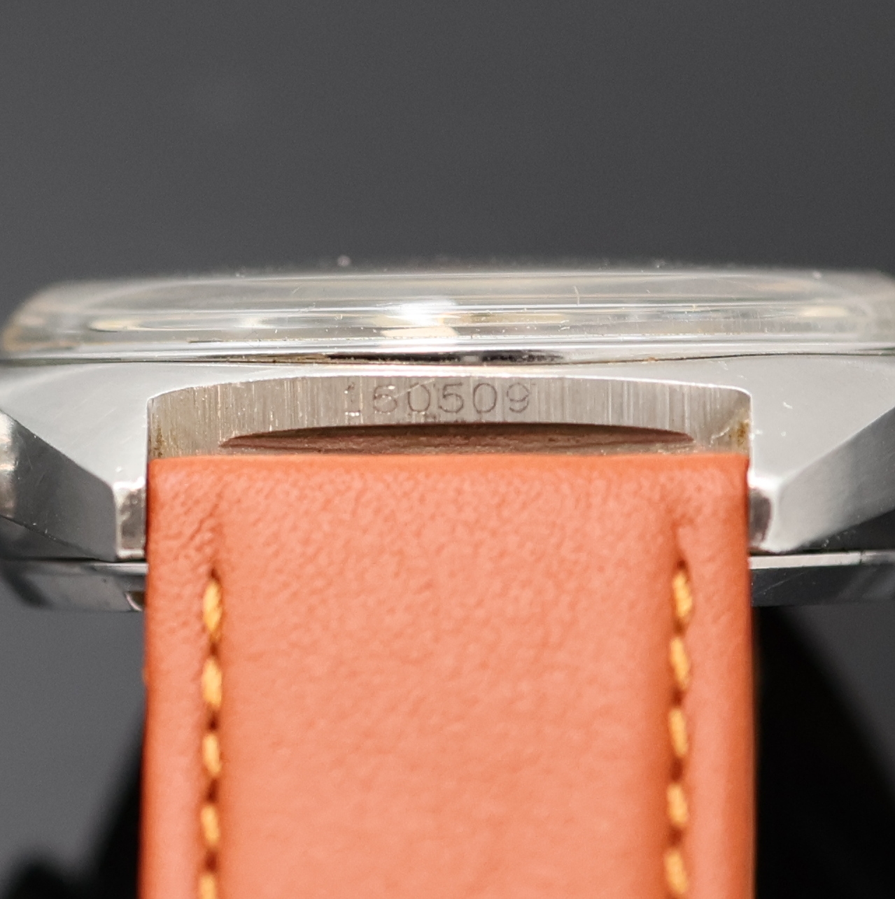 Detail g: DUGENA Armbandchronograph Referenz 73353 (Baugleiche Referenz 73353 von Heuer) in Stahl, Schweiz um 1975, Handaufzug, Boden verschr., silb. Zifferbl. ...
