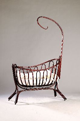 Image 26947249 - Kinderwiege, Thonet, um 1911-15, Thonet Hermanos, Bugholz, schwingbares Mittel/Bettteil, ...