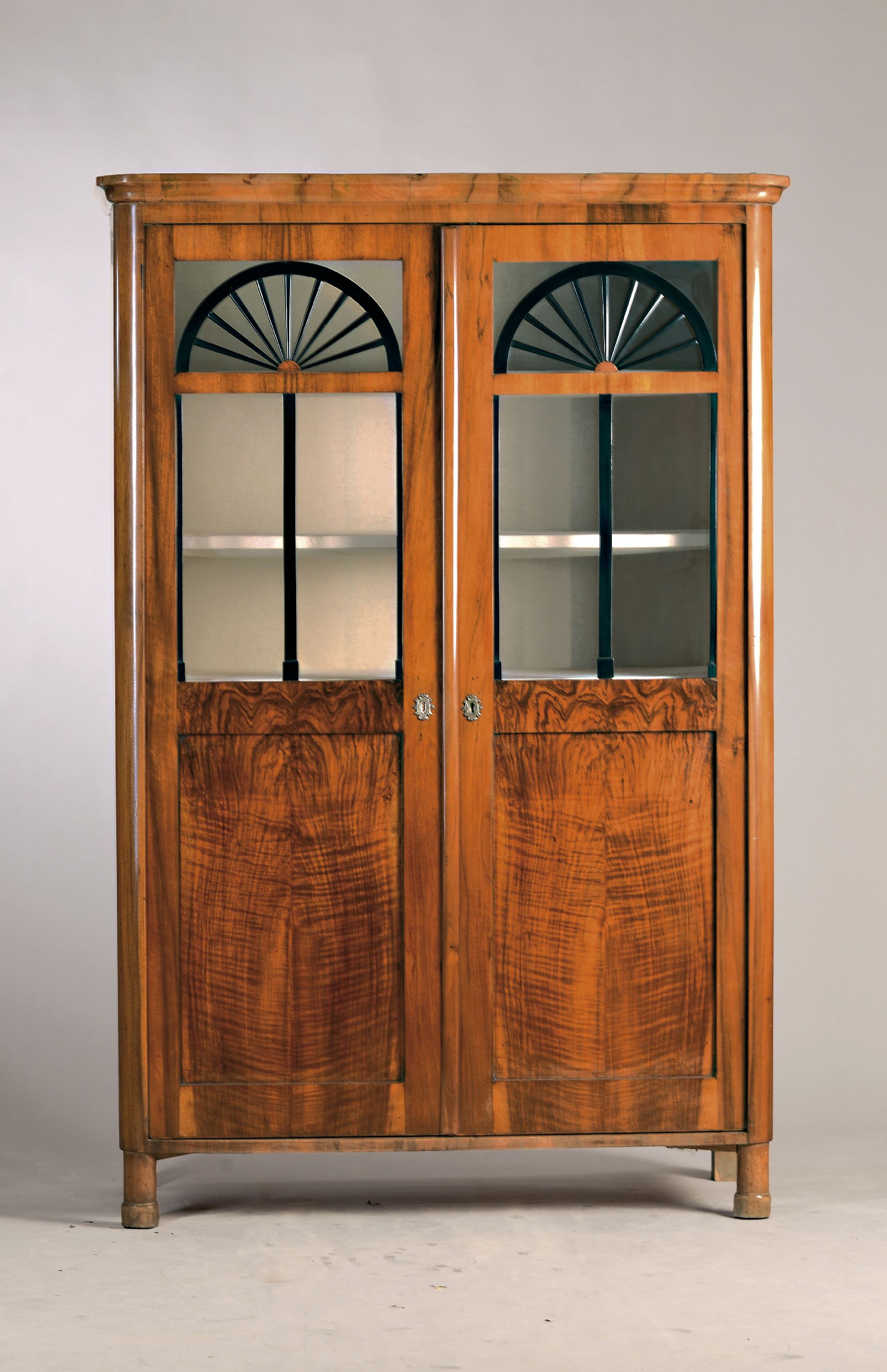 Biedermeier, Vitrine, um 1830, Nußbaumfurnier, zweitürig verglast, Versprossung erneuert worden, Innen mit Stoff ausgekleidet und 4 Einlegeböden, ...