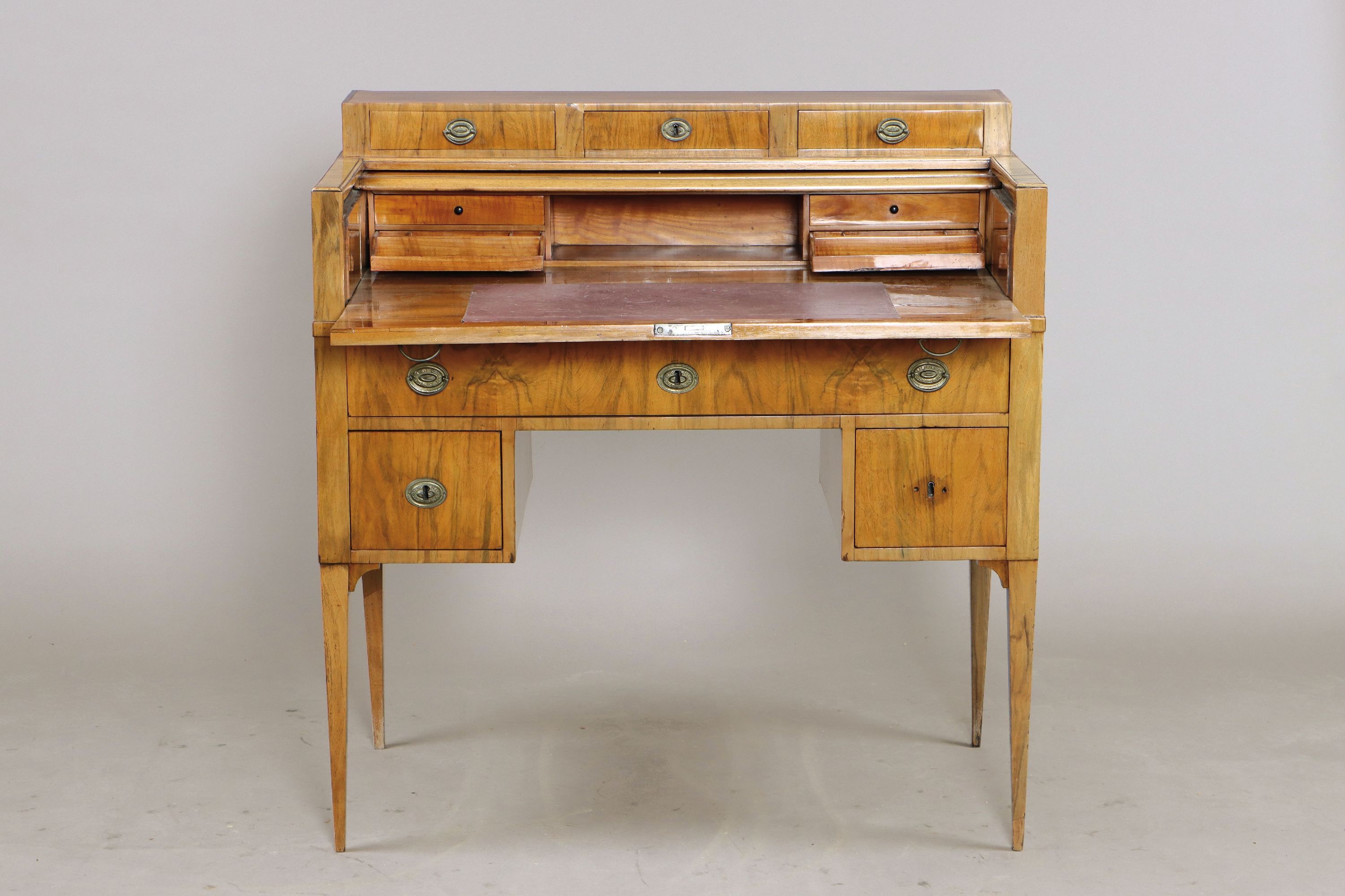 Detail a: Sekretär/Schreibtisch, um 1900/1920, aufklappbare und ausziehbare Schreibplatte mit Inneneinrichtung, Aufsatz mit 3 Schubladen, Nussbaumfurnier, ca. ...
