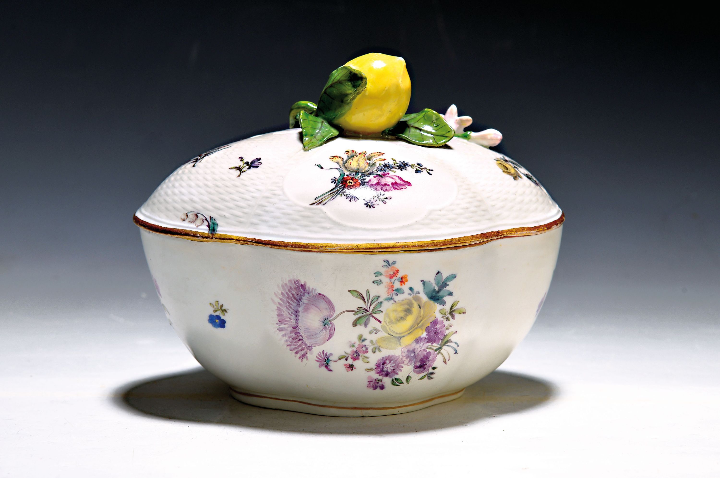 Deckelterrine, Meissen, 18.Jh., Porzellan, Korbrand, polychrome Bemalung von deutschen Blumengebinden, Deckelbekrönung in Form einer großen ...