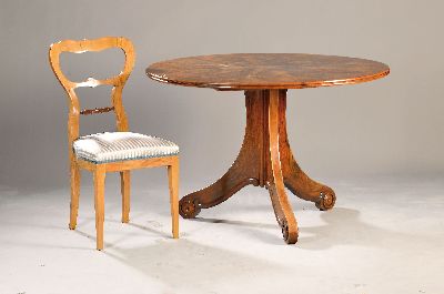 Image 26947315 - Tisch mit vier Stühlen, Biedermeier, Mitte 19. Jh., Tisch: Nussbaum, z.T. massiv, ...