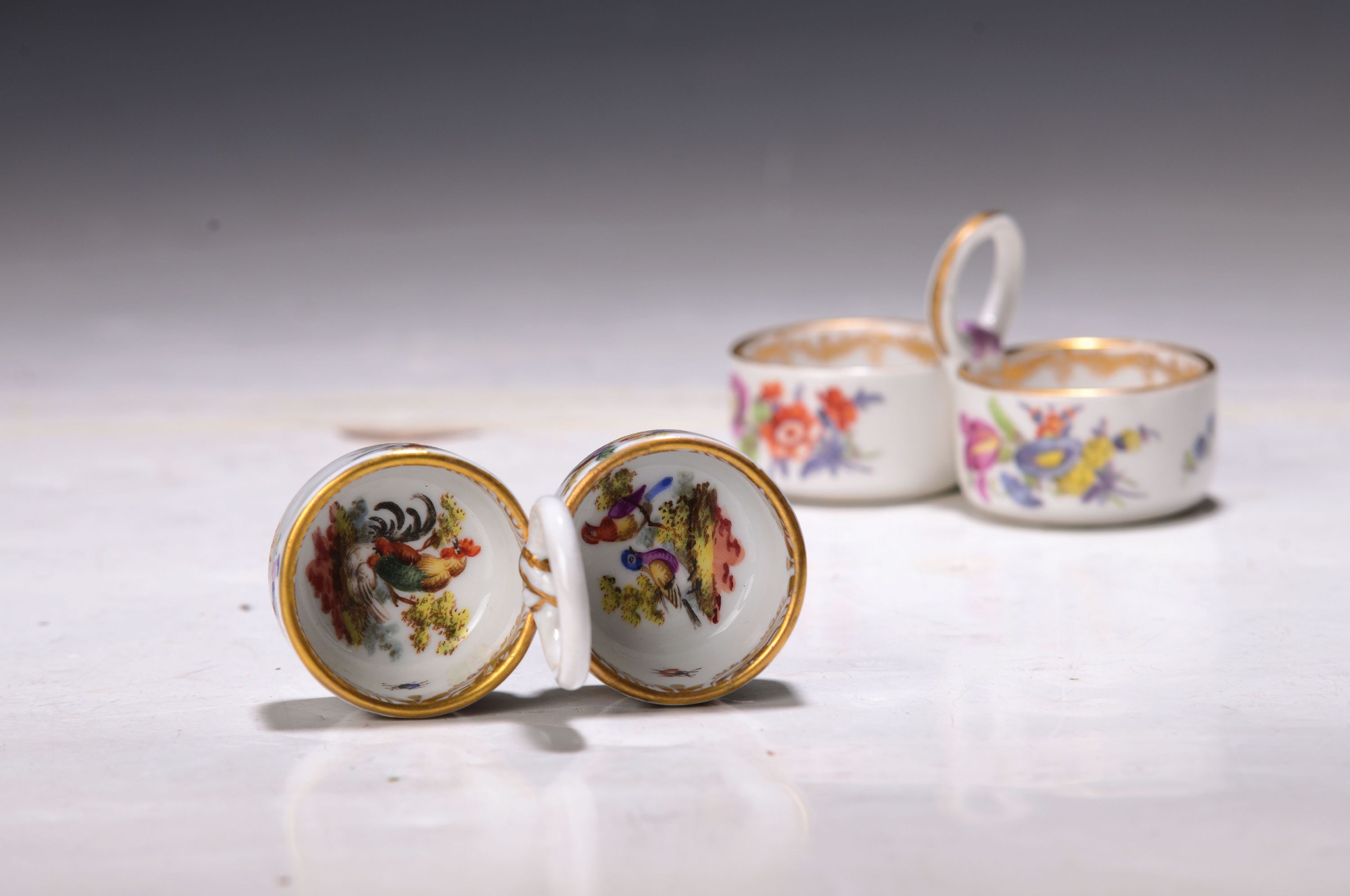 Detail b: Zwei Gewürzschälchen, Meissen, um 1890/1900, jeweils Doppelschälchen, polychrom bemalt, einmal mit umlaufender Blumenmalerei u. Goldstaffage; ...