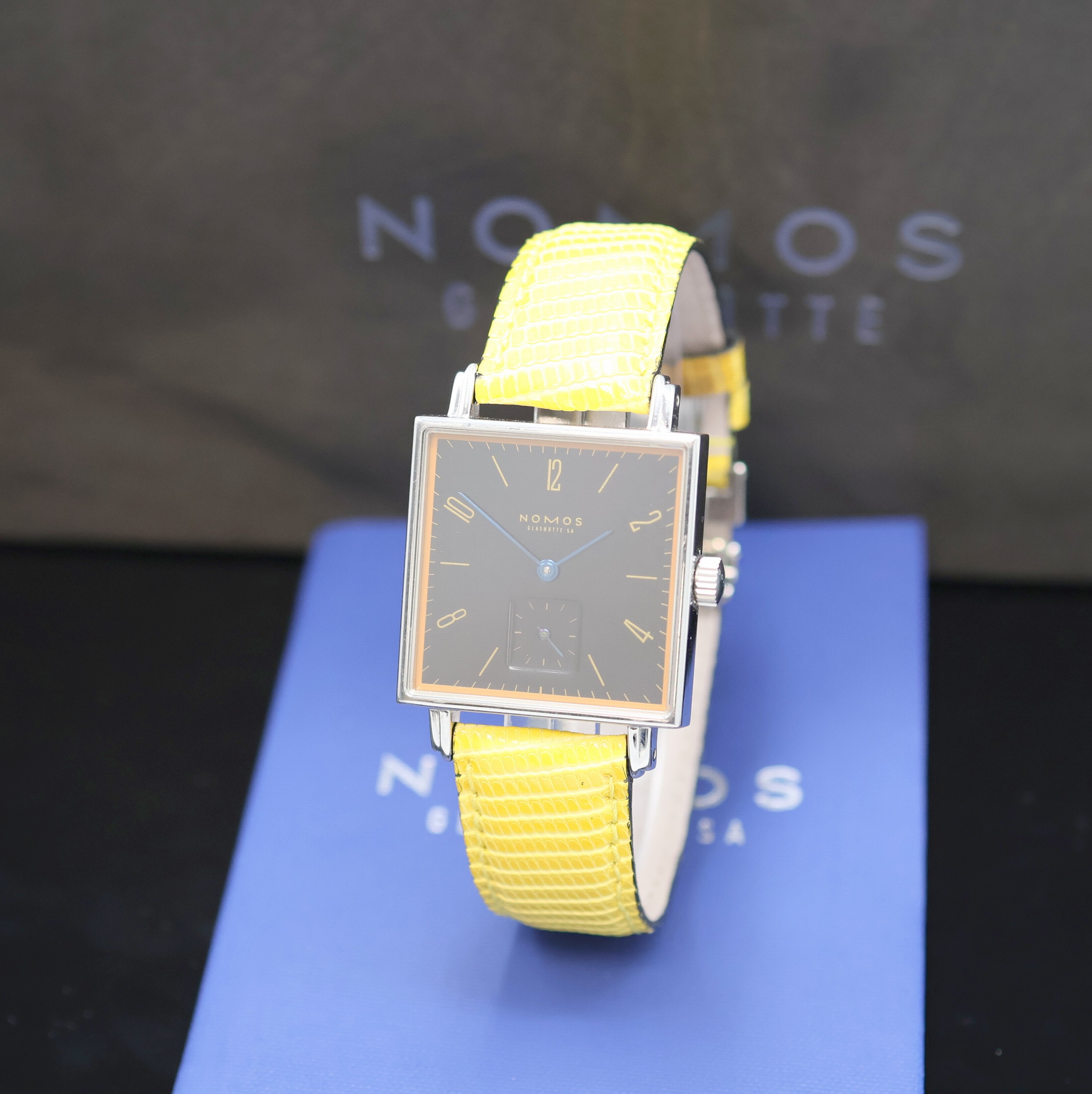 NOMOS Tetra auf 100 Stück limitierte Armbanduhr, Schweiz verk. lt. Pap. 10/2005, Handaufzug, beids. vergl., schwarzes Glanzzifferblatt, gebl. ...