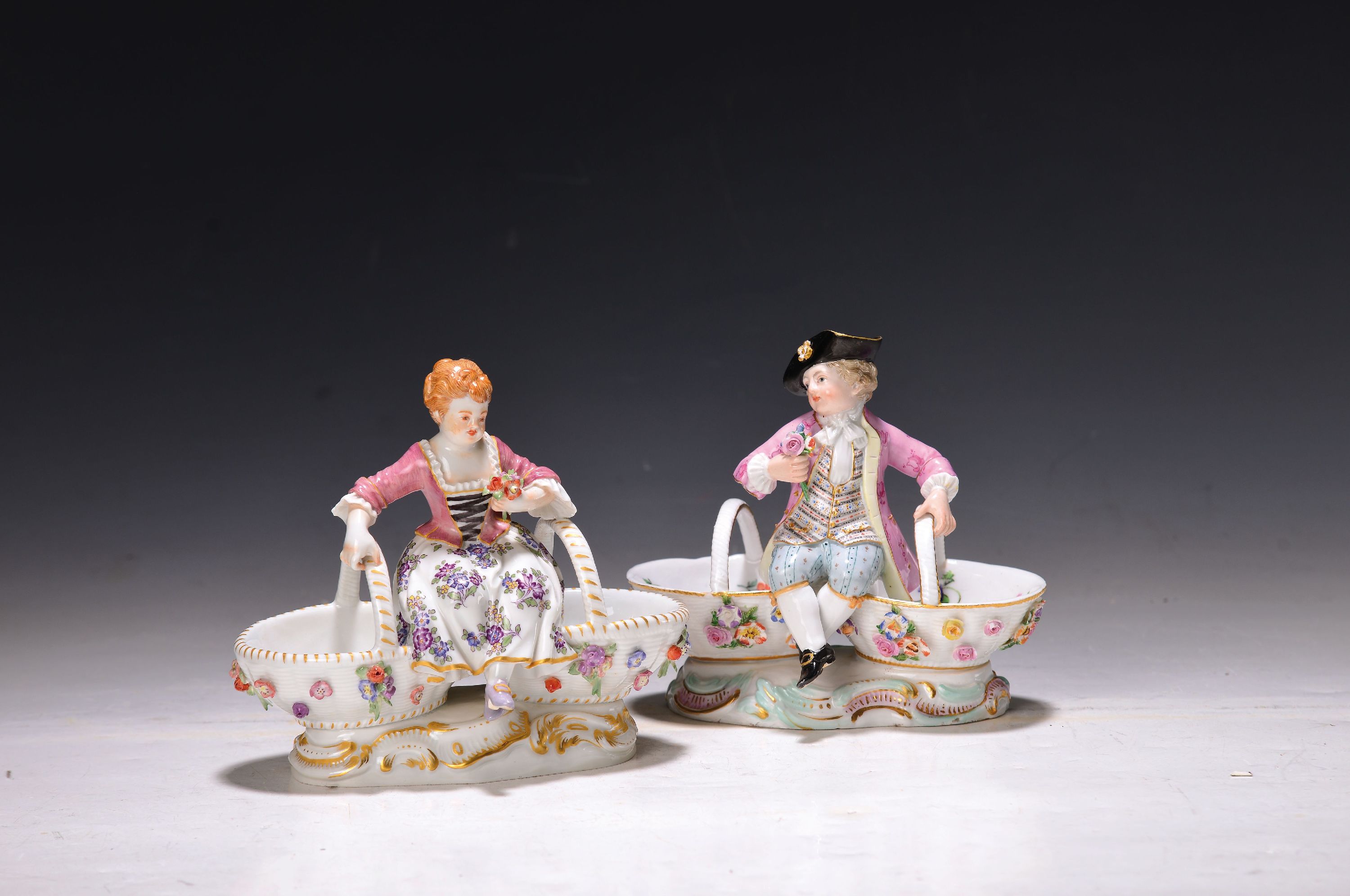 Detail a: Zwei Gewürzschälchen mit Figurenbekrönung, Meissen, Porzellan, vollplastischer Gärtnerknabe mit Blumenbukett, um 1890 Modellnummer 3024, ca. ...