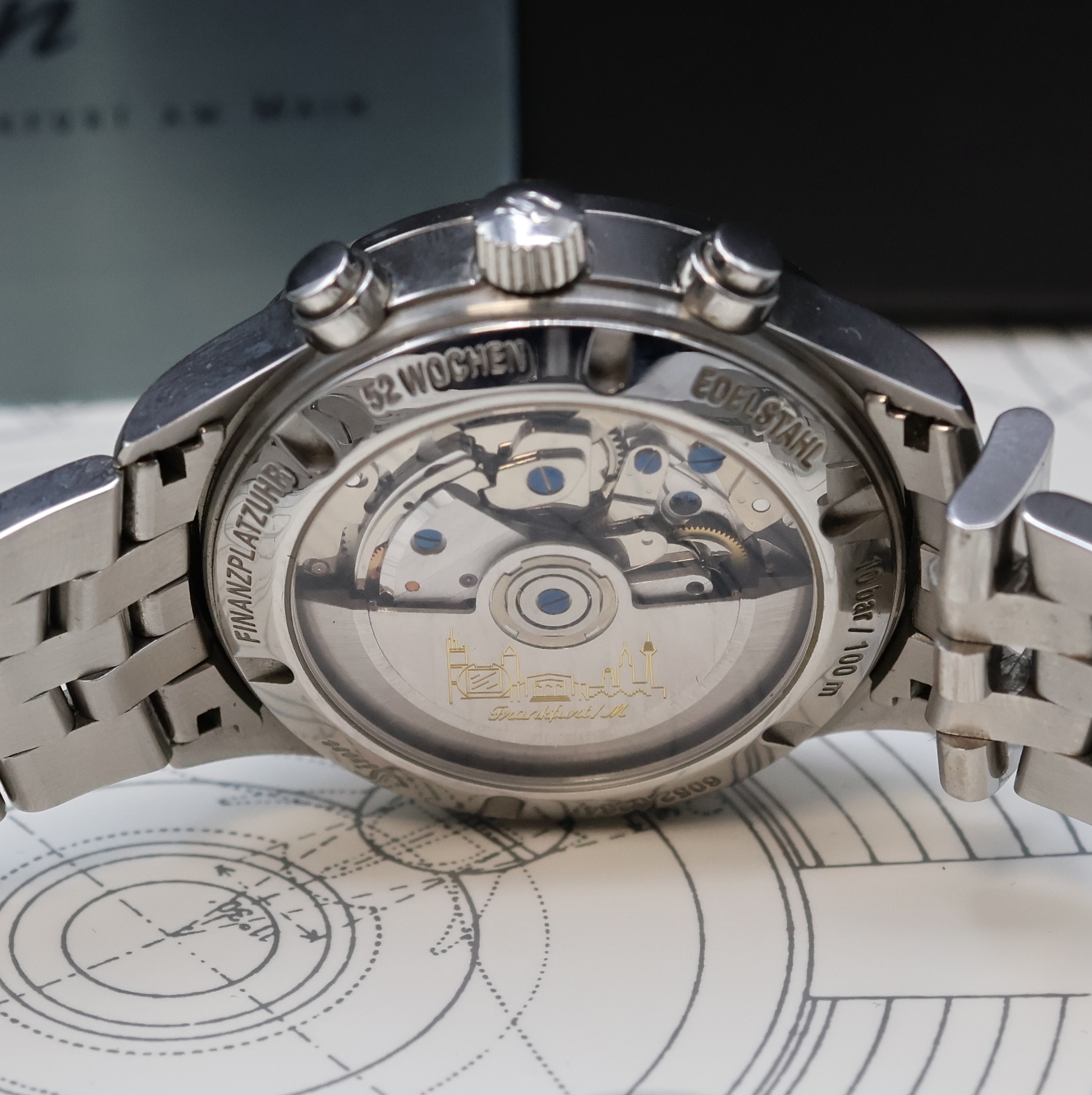 Detail d: SINN Finanzplatzuhr mit Chronograph Referenz 6052, Deutschland verk. lt. Garantiekarte 12/2016, Automatik, beids. vergl. Edelstahlgeh. inkl. ...