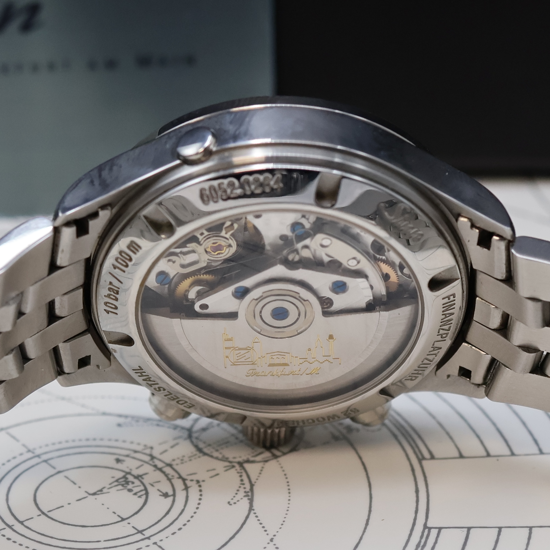 Detail e: SINN Finanzplatzuhr mit Chronograph Referenz 6052, Deutschland verk. lt. Garantiekarte 12/2016, Automatik, beids. vergl. Edelstahlgeh. inkl. ...
