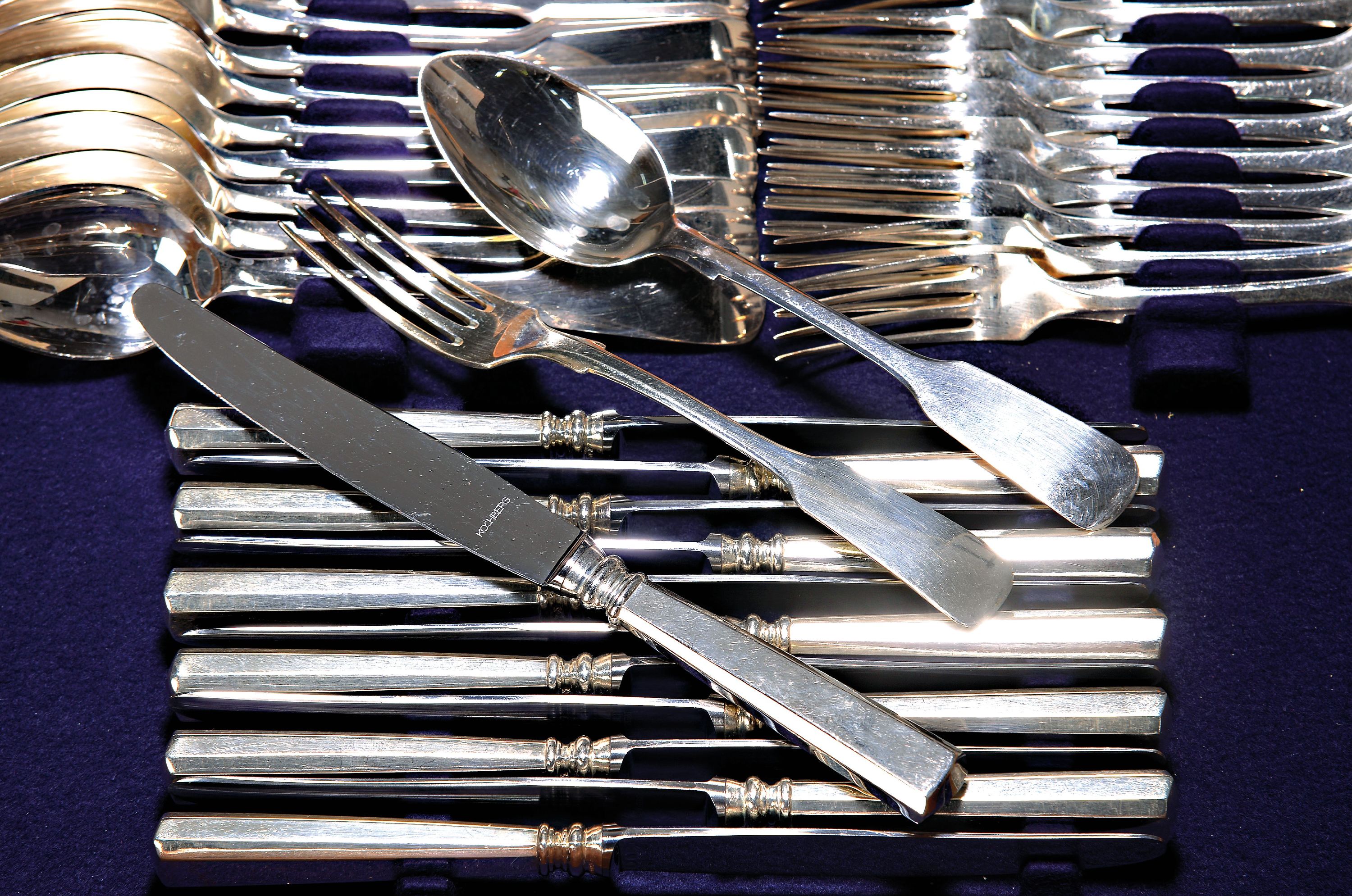 Umfangreiches Silberbesteck, Koch & Bergfeld, Spaten, 800er Silber, 1970er J., 153 Teile, wenig benutzt, im Besteckkasten, 12 Menuemesser, 12 ...