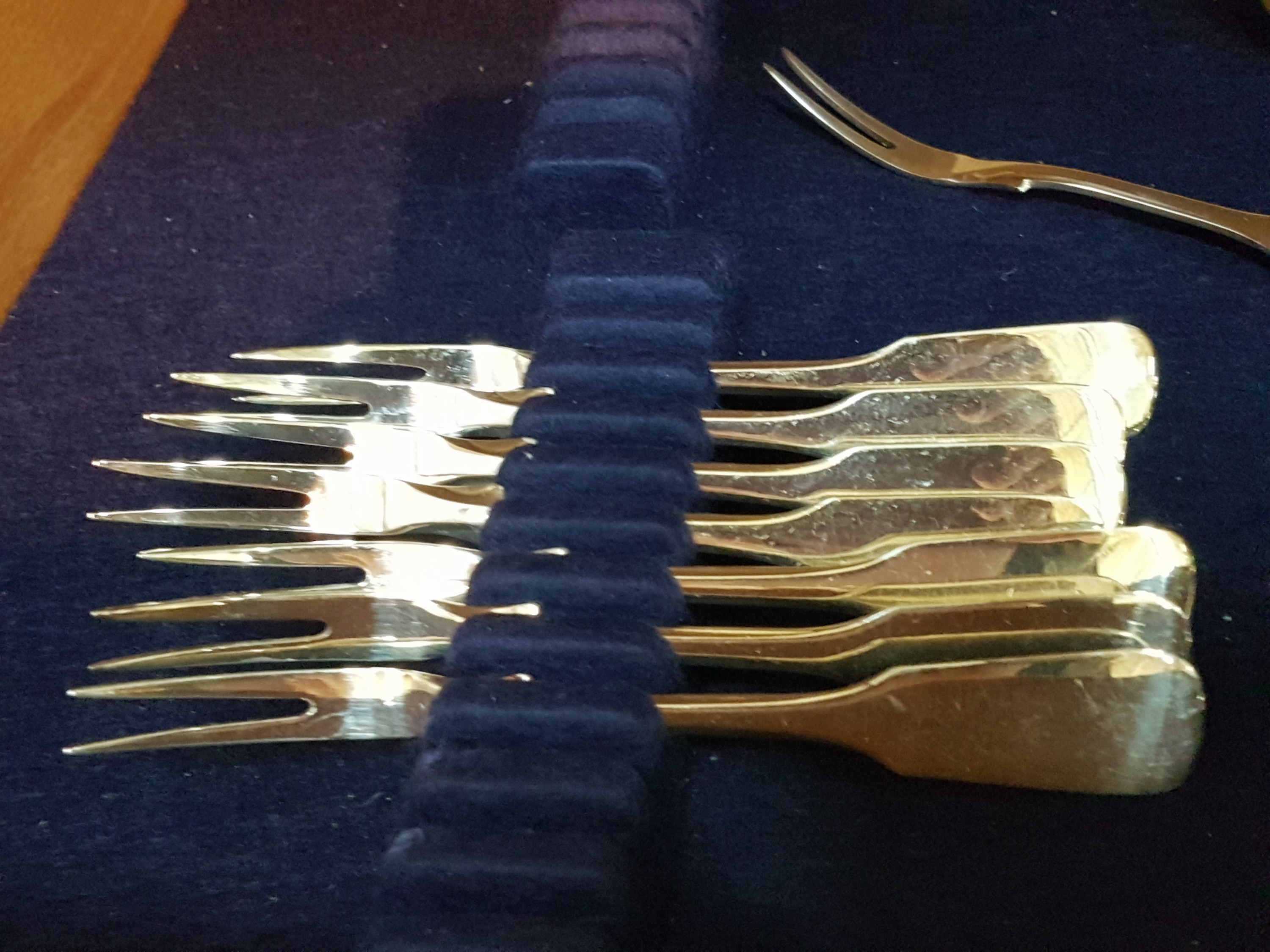 Detail a: Umfangreiches Silberbesteck, Koch & Bergfeld, Spaten, 800er Silber, 1970er J., 153 Teile, wenig benutzt, im Besteckkasten, 12 Menuemesser, 12 ...