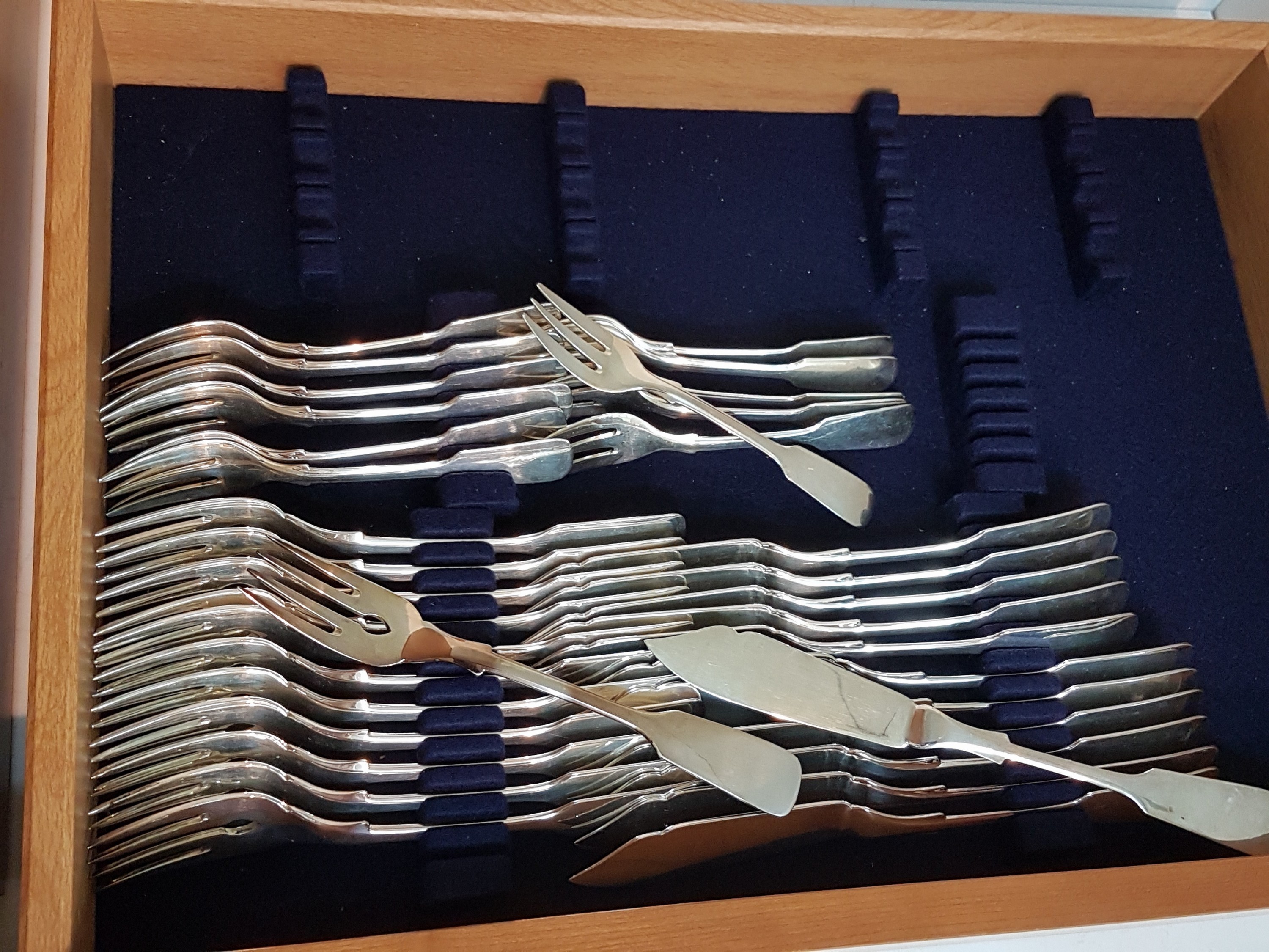 Detail e: Umfangreiches Silberbesteck, Koch & Bergfeld, Spaten, 800er Silber, 1970er J., 153 Teile, wenig benutzt, im Besteckkasten, 12 Menuemesser, 12 ...